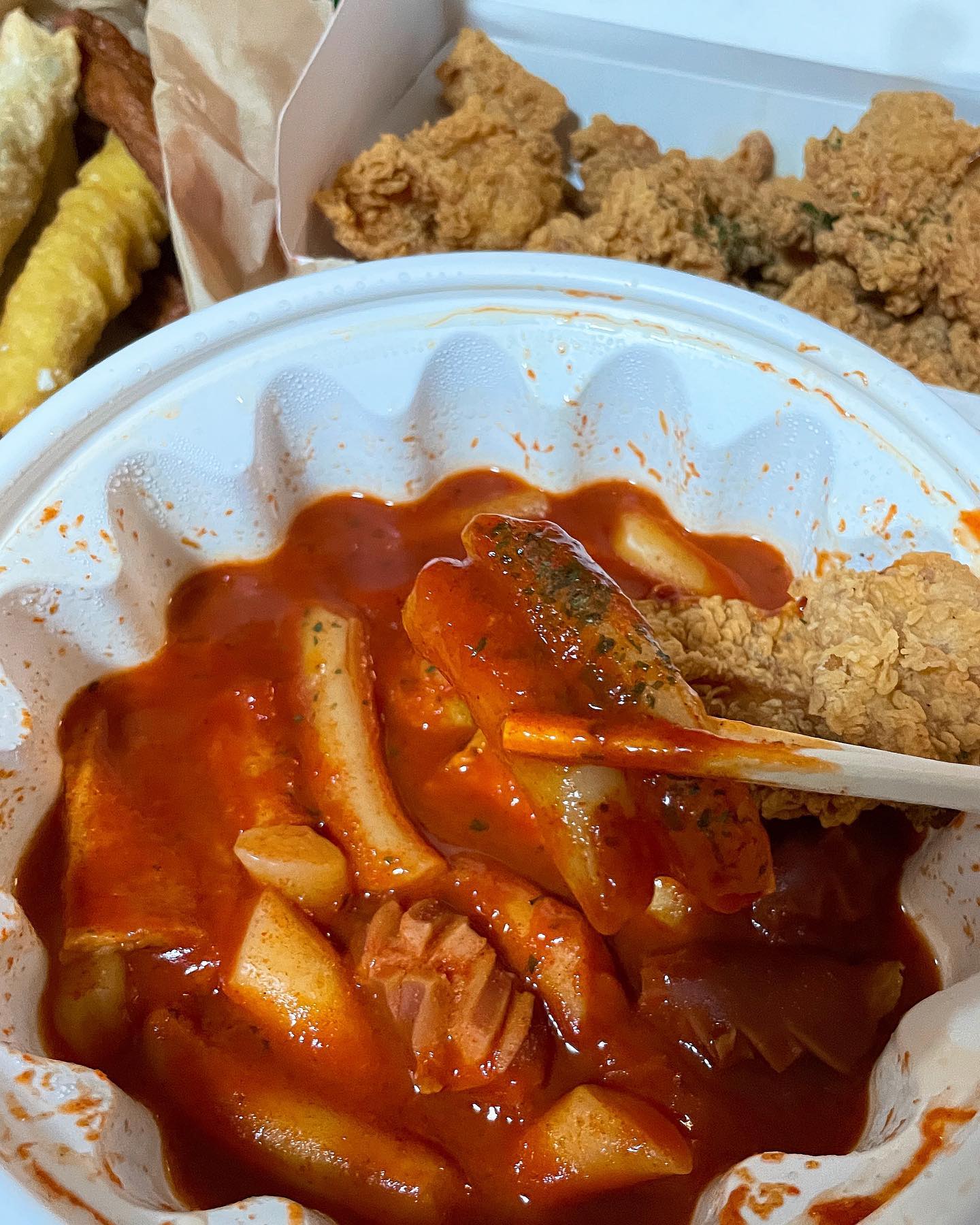 ⠀
OMG!
떡볶이랑 치킨의 조합이
난리난리 뒤집어지는 #당떡땡
⠀
주문1위 치떡set ❤️‍🔥❤️‍🔥
넘넘 맛있게 먹었어요!
⠀
야들한 국내산 앞다리살 백퍼에
여기.. 튀김 색깔부터 찐 이에요
기름 오래 쓰는 집 절대 아님ㅋㅋ👍
주문 후 바로 튀긴다는데
배달 받고 한참 있다가 먹었는데도
뜨끈바삭함이 . . . 갬동!🥹✨
⠀
전 튀김 세트도 추가 했는데
하나하나 다 맛있었어요 최공💕 

#떡볶이추천 
#신상떡볶이 
#당신은지금떡볶이가땡긴다 
#매운떡볶이 
#로제떡볶이 
⠀