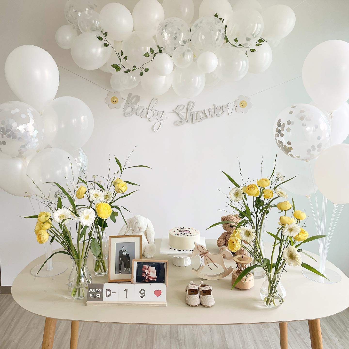 Baby Shower 👼🏻🤍🎈

태어나기 전부터 이모한테 사랑받는 똥글이
셀프로 하나하나 준비해준 동생 부부와 남편 !
너무 고맙고 감동이였다 ... 🫶🏻 
귀여운 케이크까지 완벽 🫢 

임신 기간 동안 그저 엄마 아빠 행복한 시간만 갖도록 해준 우리 아가. 덕분에 소중한 기억들만 한가득 -
이제 건강하게 만나자 똥글아 💗