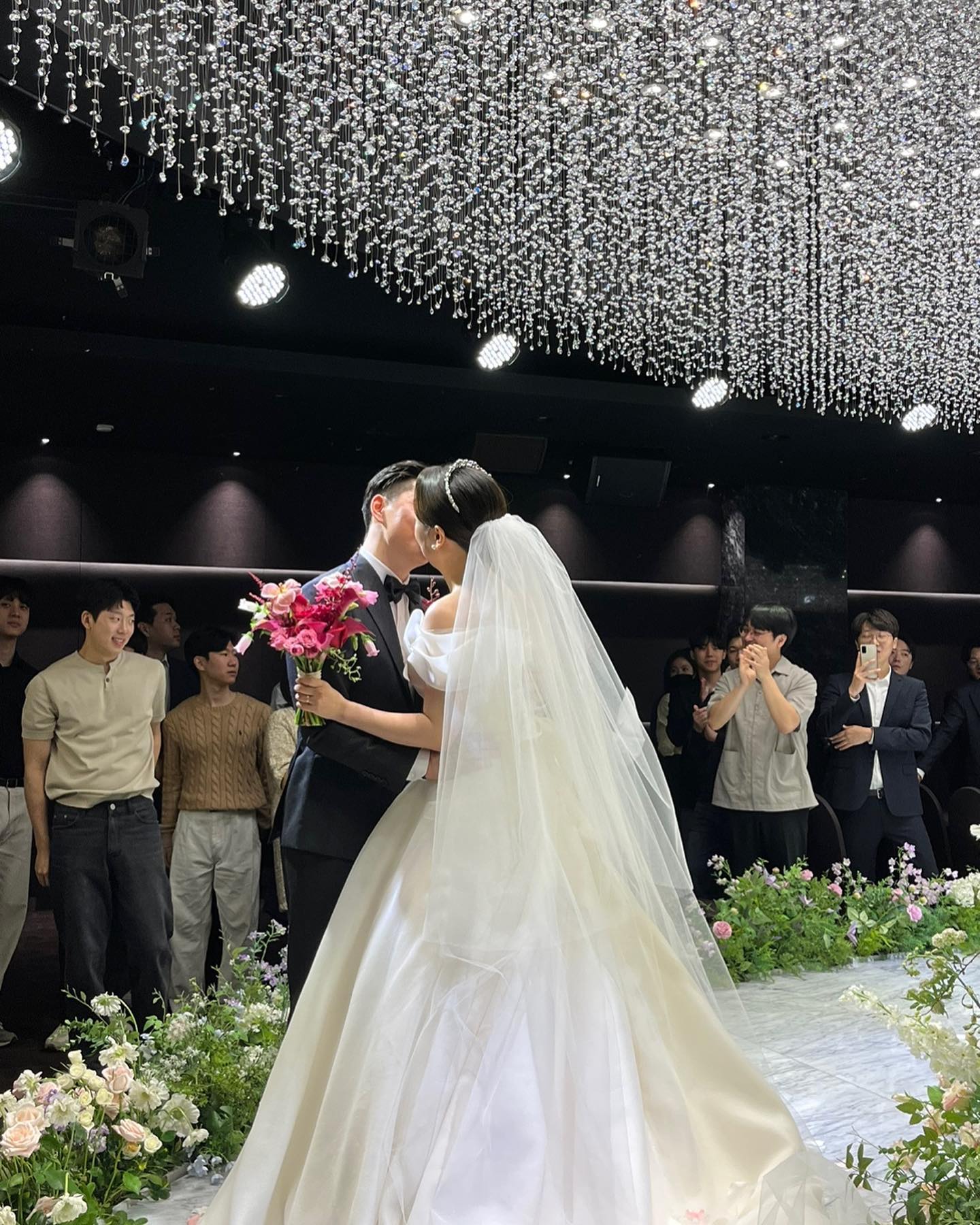 안녕하세요!
오늘로 유부가 된 정지휴💛이은혜 입니다!

늘 언제나와 같이 부족하지만 우리다운
빙글빙글 천방지축 얼렁뚱땅 결혼식에
함께 해주신 모든 분들 너무 감사드립니다🫣

오늘 많은 분들의 걸음으로
저는 세상에서 가장 행복한 신부였어요🧸

또한 잊지 않고
축하의 말씀 전해주신 모든 분들 정말 감사드립니다 🤍

감사하는 마음으로 늘 처음과 같이
즐겁고 행복하게 잘 살아보겠습니다!

못다한 인사는 신혼여행 다녀와서
한분한분 무사신고와 함께 감사인사 전하도록 하겠습니다 💍

모두 모두 행복하세요 😆