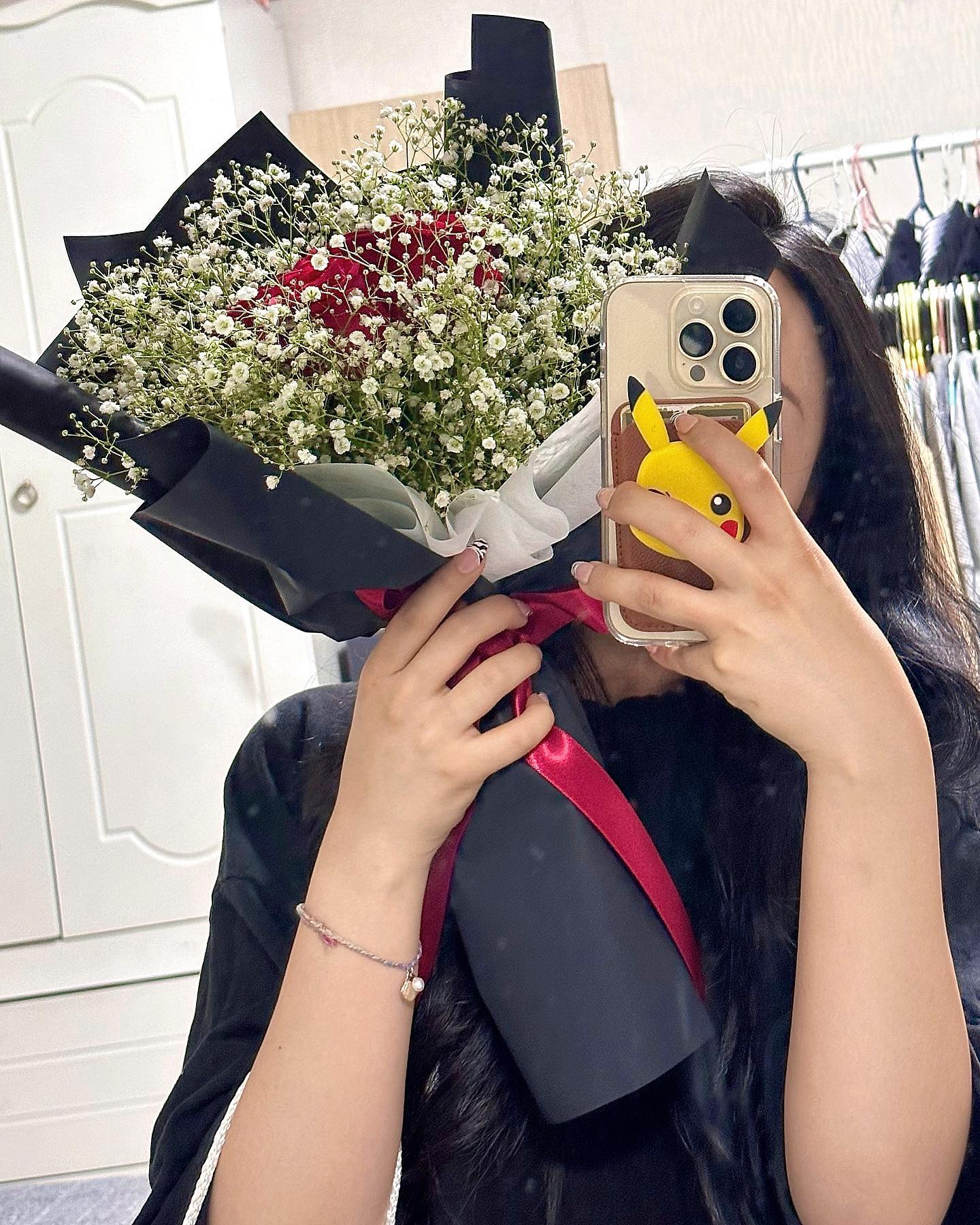 퇴근 하구 와서 흐물흐물 거리는 나 보다가 대뜸 옷장 안에 자기 반팔 좀 꺼내달라길래,
내 옷장에 니 옷이 왜 있어 하고 열었는데 💐🫢♡
일주일 동안 새피 이용권 증정 🎫
이거 본 여자칭구의 남자칭구들 미안 〰️