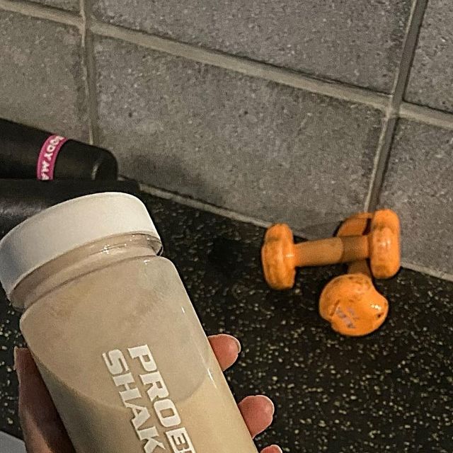 부산일상 • 냠냐미 일상 • 먹었던 것 중 맛있는 것만 리뷰 on Instagram: "➰냠냐미 애정 탬 후기➰ ➰다이어트 쉐이크 먹으며!! 다이어트ing➰ => 평소에 타먹는 영상, 먹기 전 인증샷! 🐯- 프