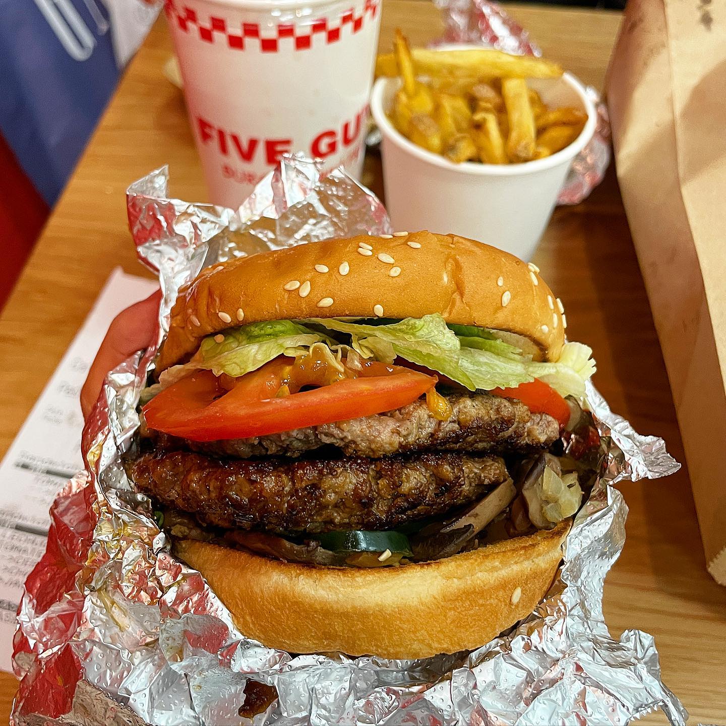드디어 한 달도 안 남았어요!🍔
#파이브가이즈 #햄버거 

미국 3대 버거 모르시는 분 없겠죠?🫢
쉐이크쉑은 이미 국내 25개의 지점들이 있어요
❤️‍🔥❤️‍🔥파이브가이즈 강남 1호점 (6월 예정)❤️‍🔥❤️‍🔥

올해 초 스페인에 출장을 가게 되어 파이브가이즈를 처음 먹어봤는데요! 이름만 들어보고 주문 방법을 잘 몰라 엄청난 대 실수를 했어요ㅎ
햄버거를 고른 뒤 취향에 맞춰 토핑과 소스를 고르면 되는데
저는 소스는 추가 인 줄 알고 소스는 안 골랐..🥲🫠😭

✔️ 햄버거의 맛은 고기 패티의 육즙이 잘 느껴져서 너무 좋았아요 소스 없는 햄버거 맛없겠다 하시겠죠?
아뇨 소스 없어도 진짜 너무 맛있게 잘 먹었어요!
소스가 있으면 더 맛있겠죠🤣😍

✔️ 프렌치프라이는 땅콩기름으로 튀겨지는 걸 아시나요?
기다리며 먹으라고 땅콩이 서비스로 있어요! 왜 먹지? 했는데 기다리며 먹게 되는 맛ㅋㅋ

개인적으로 쉐이크쉑보다 맛있는 거 같아서
빨리 국내 상륙해 많은 사람들이 이 육즙을 느껴 볼 수 있으면 좋겠어요🥰

그나저나 음료수도 다 들어올까요..? 세상 신기한 맛의 탄산이 많았었는데

💜 파이브가이즈  바르셀로나 카탈루냐 광장

#쭈추천맛집#쭈먹_스페인#파이브가이즈 #Fiveguys