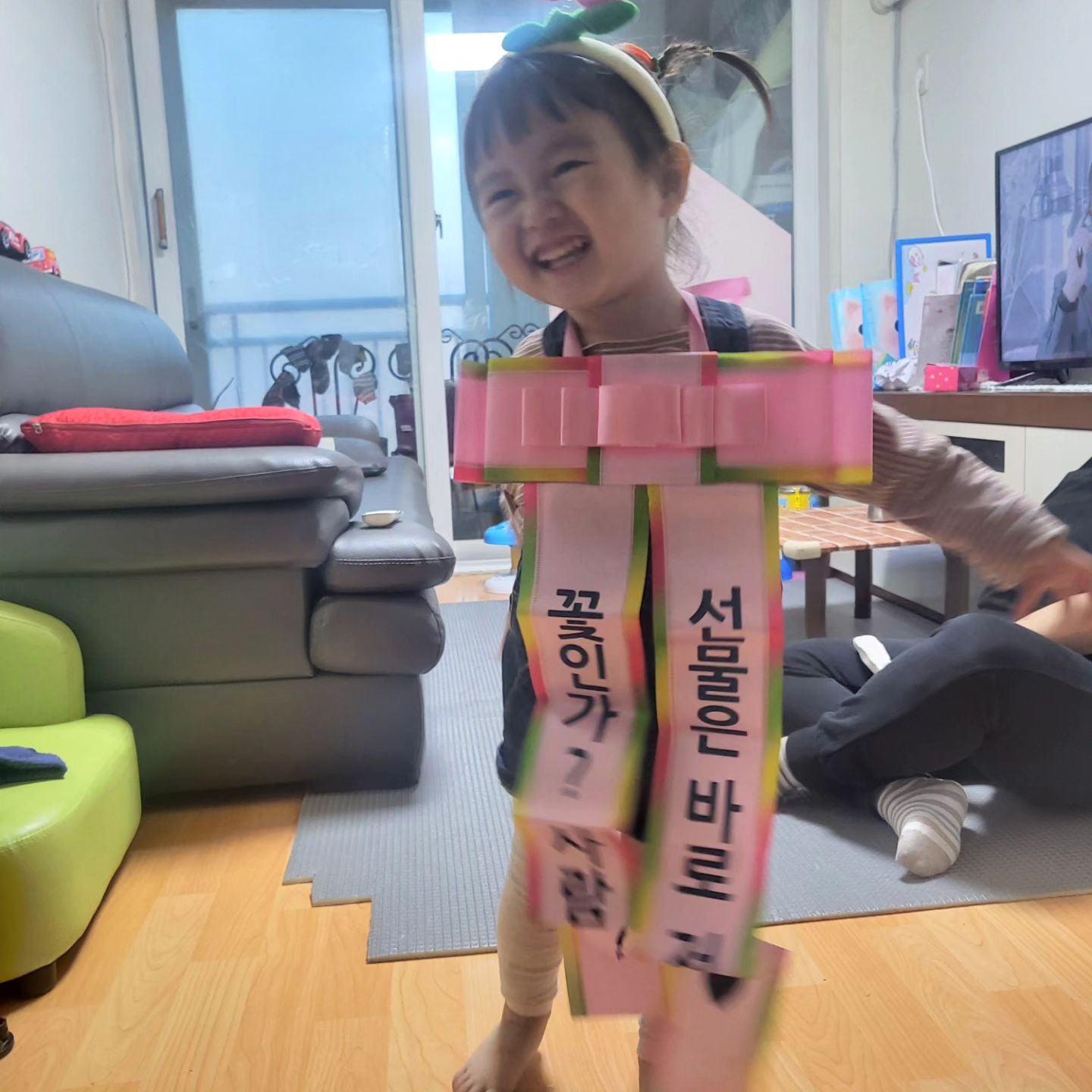 늦은 어버이날후기^^
카네이션은 필요없다는 엄마의 말에 딸램 꽃으로 변신시키기 ㅋㅋㅋ
할미 눈에 꿀이 뚝뚝♡
우래기 꽃덕분에 한바탕 웃음꽃이 피었답니다♡
 
#어버이날 #인간꽃 #사람인지꽃인지모르겠네 #아기도신남 #내년엔멀하지