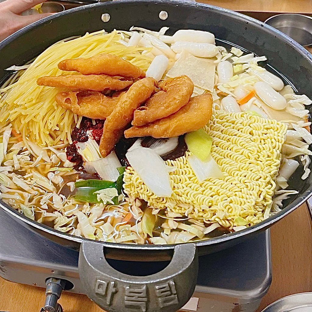#마복림떡볶이
📍위치: 서울 중구 다산로35길 5
❤️신당동떡볶이 1티어 원조 마복림 떡볶이
🧡다른 즉석떡볶이에서 볼 수 없는 감칠맛 미친 떡볶이 양념
💛라면, 쫄면, 야끼만두 다 너무 잘 어울림!!
💚3명가서 2인세트 시켜도 배부름!!
💚야끼만두가 속은 없고 바삭한 만두인데 국물을 흡수하면서 너무 맛있으니 꼭 드셔보길 추천
💚볶음밥…필수입니다… 단짠단짠 양념에 밥과 참기름..맛없없 조합이잖아요…
💚웨이팅 있을 수 있으나 회전율이 좋아서 괜찮을듯!!
💙2인세트:17000원, 3인세트: 20000원
💜재방문의사 80%
🤎추천메뉴: 2인세트+볶음밥(3인기준)

#맛스타그램 #먹스타그램 #대전맛집 #야식 #맛집 #먹스타 #먹스타맞팔 #먹팔 #먹스타그램맞팔 #먹팔환영 #먹팔맞팔 #소통 #좋아요 #팔로우늘리기 #좋아요반사 #좋반 #좋아요늘리기 #팔로우 #맞팔 #likefoefollow #lfl #fff #f4f #follow4follow #선팔맞팔  #フォローバック
#いいねした人全員ファローする