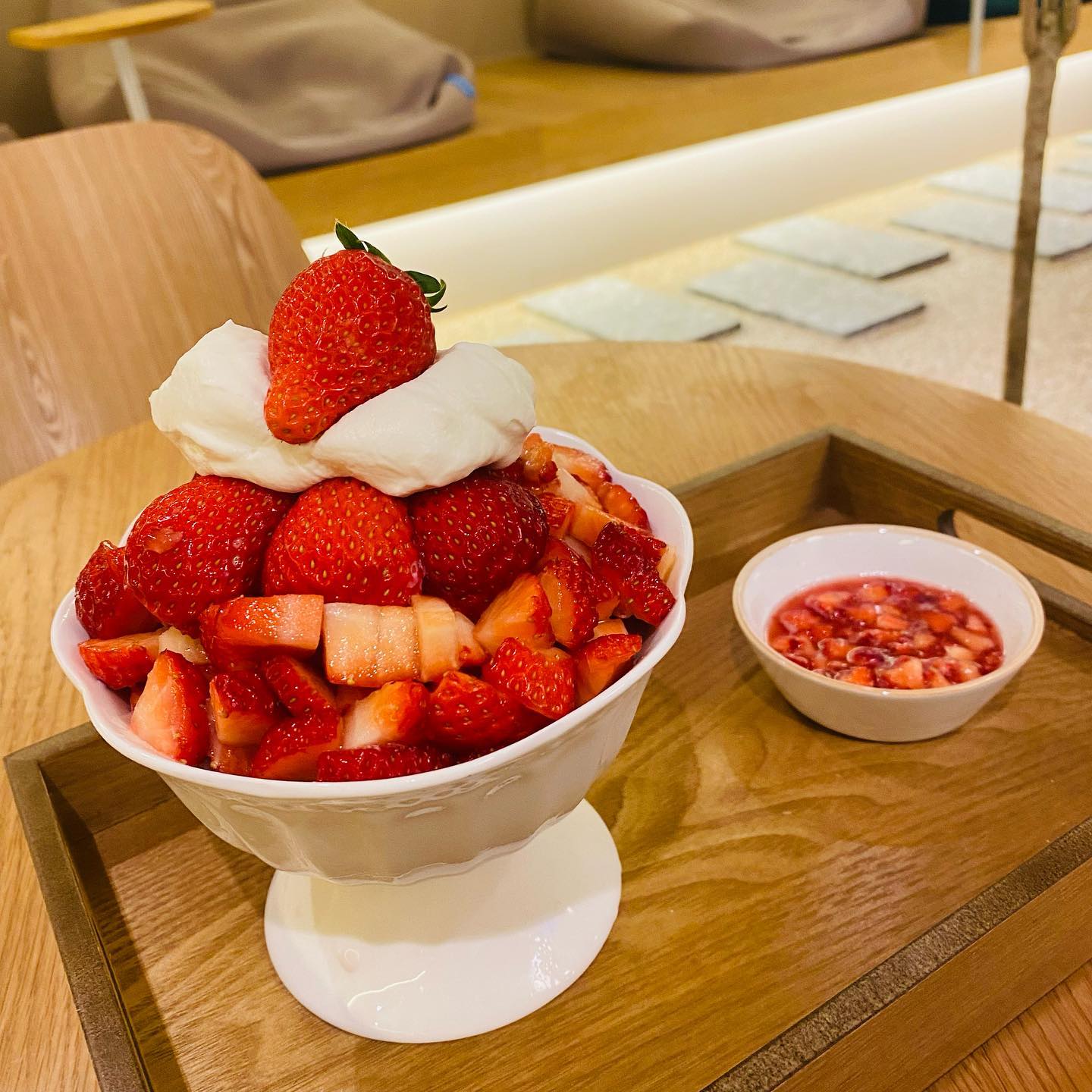 #협찬 숲멍때리면서 먹는 신라호텔빙수에 버금가는 빙수와 수제모찌
서울숲 숲멍때릴수있는 조용하고 감성적인 분의기의 카페에요
2F 야외테라스 4F 루프탑에서 서울숲 전경을 만끽할수있답니다.
저희는 3F에서 편한의자와함께 숲멍때리면서 먹는데 힐링이되네요 :) 냉동과일을 사용하지 않은 이빙수는 딱봐도 프리미엄 생과일이더라구요 질좋은과일을 사용하니 당연 맛도 좋아요
하트시그널 김현우님이 운영하시던 식당자리여서 
위치가 익숙하더라구요  날좋은 저녁에가서 힐링하며 
먹었지만 비오는날에도 완전 감성있을것같아요..
수제모찌는 모찌를 별로 안좋아해서 기대안했는데..
딸기모찌파르페는 
진짜 생크림+요거트 +베리 의조합이 미쳤어요!
시그니처 티 2잔 레드루버+허니신스 마셨는데
티를요새 정말 좋아하는데 딱 취향저격이에요
진짜 신라호텔까지 안가도될듯해요 다음에 방문하면 망고빙수를 조져봐야겠습니다!

📍포레스트 성수
-서울 성동구 서울숲2길 20-12
-매일 10:00 ~ 21:00
-ORDER-딸기모찌파르페,딸기빙수,레드루버,허니신스
 
#모찌 #카페 #빙수 #데이트 #카페그램 #디저트그램 #성수카페 #성수핫플#서울숲멍#서울숲카페#뚝섬카페#카페맛집#딸기빙수맛집#디저트맛집#성수맛집👍