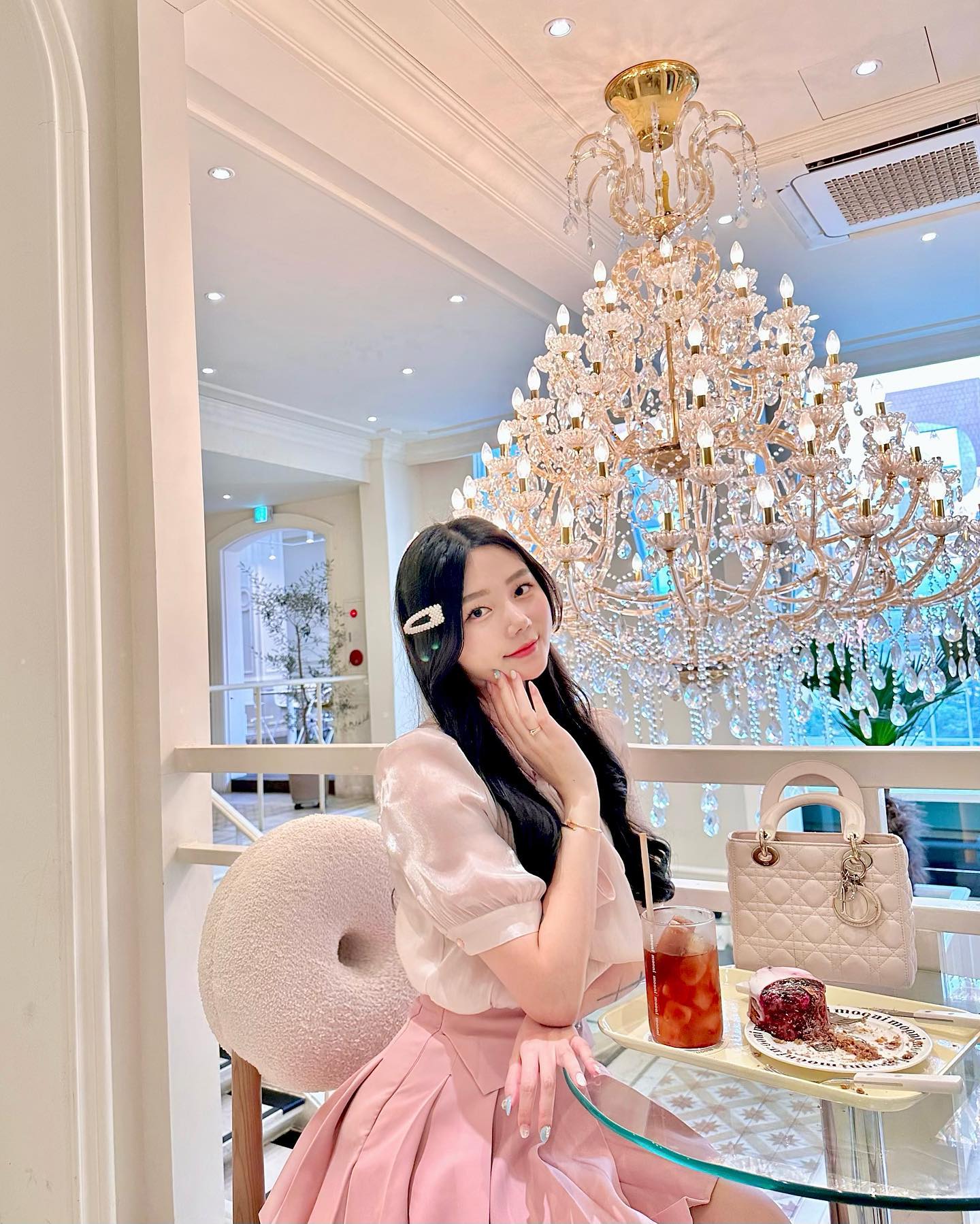 드디어 와본 카페 무니🩵🩷 느즈막한 시간에 갔는데 운좋게 앉고 싶었던 자리에 착석😽 디저트도 넘 귀엽구 행복했던 시간🍰💖🌸