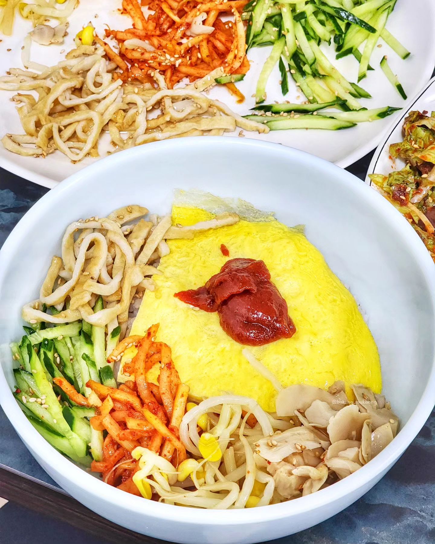 ✅ #박하의먹방_창원 #할매보리밥
#가음정시장맛집 #가음정동맛집 #창원맛집
-
• 보리밥정식 2인분 14,000원
(1인분은 8,000원 / 3인분은 21,000원 )
-
창원 가음정시장 안 보리밥집이 가득~!
그중 할매보리밥을 다녀왔는데 와~이 집 짱👍
⠀
5가지 푸짐한 비빔반찬들+ 쌈+ 겉절이+
보리밥 위에 큼직한 지단+꽃게 가득 든 된찌까지!!
앉자마자 거의 바로 나오는 보리밥정식!!
⠀
된찌는 맵기를 물어보시는데 매운맛으로 하면
땡초가 아주 팍팍 든 큼직한 된찌가 나와요🔥🔥
⠀
갖가지 취향껏 양껏 넣어 슥슥 비벼먹으면 꾸르맛!
여기에 입술부터 화닥화닥 엄청 칼칼한 된찌먹음
땀이 줄줄나지만!!! 이 개운한 맛에 땀이 나도 👌👌
⠀
배부르고 맛있게 한끼 뚝딱 보리밥정식 강추해요!!!