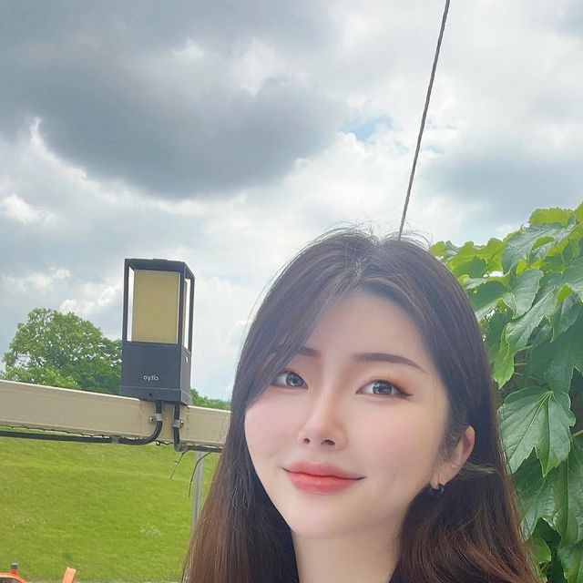 Grace/와인 마시는 냥집사 on Instagram: "[ 광고 ] #갤럭시z플립4 사진 찍을 때 딱 구름이 햇살 가려버리기🥹 케이스가 심플하다면 클레식하면서 기능이 좋아야한다고 생각하는데 이 부분을 충족
