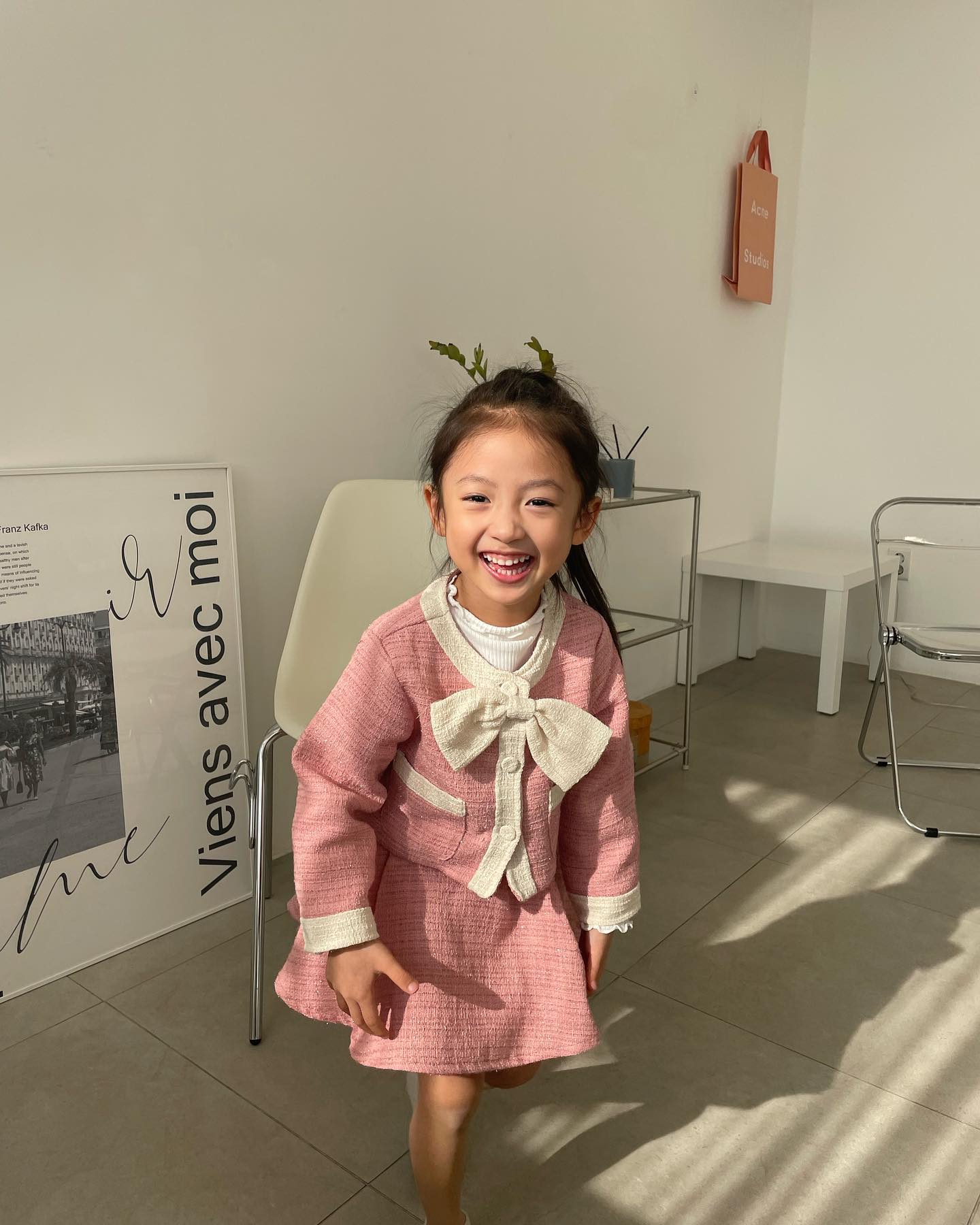 제가 세상에서 제일 좋아하는
저희딸 아린이의 웃는얼굴이에요💓

이렇게 해맑게 웃는 얼굴을 볼때면😊
아이를 키우는 부모라면
다들 아시겠지만, 정말 너무너무 행복해지죠💓

얼굴만큼이나 말도 예쁘게하고
마음씨도 예쁜 아린이가👧🏻
최근들어 자꾸 화, 짜증이 많아지면서ㅠ혼나게되는 상황들이 생겨나고있어요😢

혼을 냈던 하루의 끝에 잠자리에들면 드는
그 속상한 마음은 정말 너무 버거운거같아요ㅠㅠ

마침 제겐 어제밤이 딱 그런날이었는데

우연히 읽게된 김종원 작가님의 글로인해
울컥하기도하고, 또 다시한번 
더좋은 엄마가 되기위해 다짐하고
깨달음을 얻는 계기가 되어 
공유해보아요➿

우리 모두 매순간을 행복하게 즐기며
육아할 수 있는 부모가 될 수 있기를💓
더 많이 안아주고 더 많이 사랑하며
보내는 하루하루를 살아보아요💓
화이팅!🤍
____________________________

선배 엄마들이 아이가 어렸을 때를 그리워하는 이유

그 시절 나는 아이 앞에서
왜 화만 내면서, 작은 네 마음 아프게만 했을까?
너와 어릴 때 놀았던 놀이터를 지날 때면
언제나 그 아름다웠던 시절 생각이 나.
아장아장 걷는 작은 너를 바라보며
"대체 넌 언제 크냐?"라고 말하던, 봄날처럼 빛나는 시절이 내게도 있었지.
그때는 그 빛이 봄이라는 사실을 나는 왜 바보처럼 하나도 몰랐을까?
그저 시간이 빨리 지나가기만 바랐을까?

다시 돌아갈 수 없는 그 시간과 공간, 눈을 감아도 보이는 너와의 추억.
동네 골목을 지나가다가 그 시절 너처럼
작은 아이가 부모님께 혼나는 모습만 봐도, 화를 참지 못하고 너를 혼내던 내 모습이 생각이 나.
그때 난 왜 그렇게 널 혼냈던 걸까?
잘하려고 그러던 너를 왜 아프게 하고, 일어서려던 너를 빠르게 움직이지 않는다고 남들보다 느리다고 왜 타박하기만 했을까.

이제 내가 안을 수 없을 정도로 커버린 너, 같은 침대에서 같이 잘 수 없게 된 너, 내 품에 꼬옥 안기던 작은 네가 그립다.
그 숨소리, 향기, 작은 움직임까지도....
내게 혼나는 그 순간순간마다
뒤돌아서서너 얼마나 아파했을까.
상상만해도 가슴이 답답해서 터질 것만 같아.
그 작은 가슴이 얼마나 뛰고 힘들었을까.
가끔 새벽에 그때 그 시절 너를 꿈에서 만나서
반가운 마음에 달려다가가깨어나곤 해.
그 시절의 네가 얼마나 그리웠으면 다시 돌아가 더 잘해주고 싶다고, 이번에는 덜 화내고 더 사랑하고 싶다고, 그렇게 새벽에 깨어나 혼자 울기도 하지.
내게서 온종일 떨어지지 않고 붙어서 살았던 너를
’엄마 껌딱지'라고 부를 수 있다는 사실이
얼마나 행복한 일인지 나 이제야 비로소 알겠어

그때는 네가 이렇게 빨리 클지 몰랐지.
그저 하루하루 사는 게 너무 힘들어서, 아무것도 몰라주는 네가 가끔 미웠고, 어디론가 도망가고 싶은 마음도 미안하지만 아주 가끔 들었단다.
내 인생은 어디에 있는 걸까?
이 모든 게 사라지는 게 아닐까 생각했지.
그런데 그게 아니었어.
나를 스친 시간은 그대로 너에게 가서
네 눈동자와 마음에 그대로 쌓였으니까.
너를 보면 마치 거기에 내가 있는 것 같아.

빼듯한 살림이지만 아끼고 또 아껴서라도
너에게 조금 더 잘해주고 싶었는데, 그땐 나도 어쩔 수가 없었단다.
미안해, 정말 미안해.
사랑해도 그 마음만으로 충분하지 않더라.
나도 부모가 처음이라 많이 두렵고 아팠어.
최선을 다했는데 왜 이렇게 또 자꾸만
미안하고 또 후회가 되는 걸까?

시간을 돌려 그 시절로 돌아갈 수 있다면
우리 하루종일 출석하듯 드나들던 그 놀이터에서 네가 지쳐서 집에 가자고 할 때까지 놀아보자.
내가 정말 약속할게.
이번에는 집에 가자고 재촉하지 않을 거야.
그리고 밤에도 빨리 자라고 재촉하지 않을게, 네가 지쳐서 잠들 때까지 옆에 누워서 예쁜 네 미소 마음에 담고 있을게.
너는 네가 잠들고 싶을 때 편안하게 자면 돼.

정말 미안해,
사랑스러운 내 단 하나의 보물.
내가 태어나서 가장 잘 한 일, 내 삶에서 가장 자랑스러운 일은 너를 만나서 어린 시절을 함께 보낸 일이지.
할 수 있다면 흐르는 세월을 붙잡고 싶은데, 이제는 조금 천천히 크렴.
조금 더 오래 지켜볼 수 있도록.
조금만 더 오랫동안 사랑할 수 있게.

부모 가슴에 아이를 향한 사랑이
뜨겁게 끓고 있고 아이에게 그 온기가 전해지는 순간, 비로소 세상에서 가장 완벽한 교육이 시작됩니다.
때를 놓치면 남는 건 후회뿐입니다.
지금 사랑하고 안아 주세요.
이 순간은 다시 오지 않습니다.

우리 늘 기억해요, 언제나 오늘이 사랑하기 가장 좋은 때입니다.