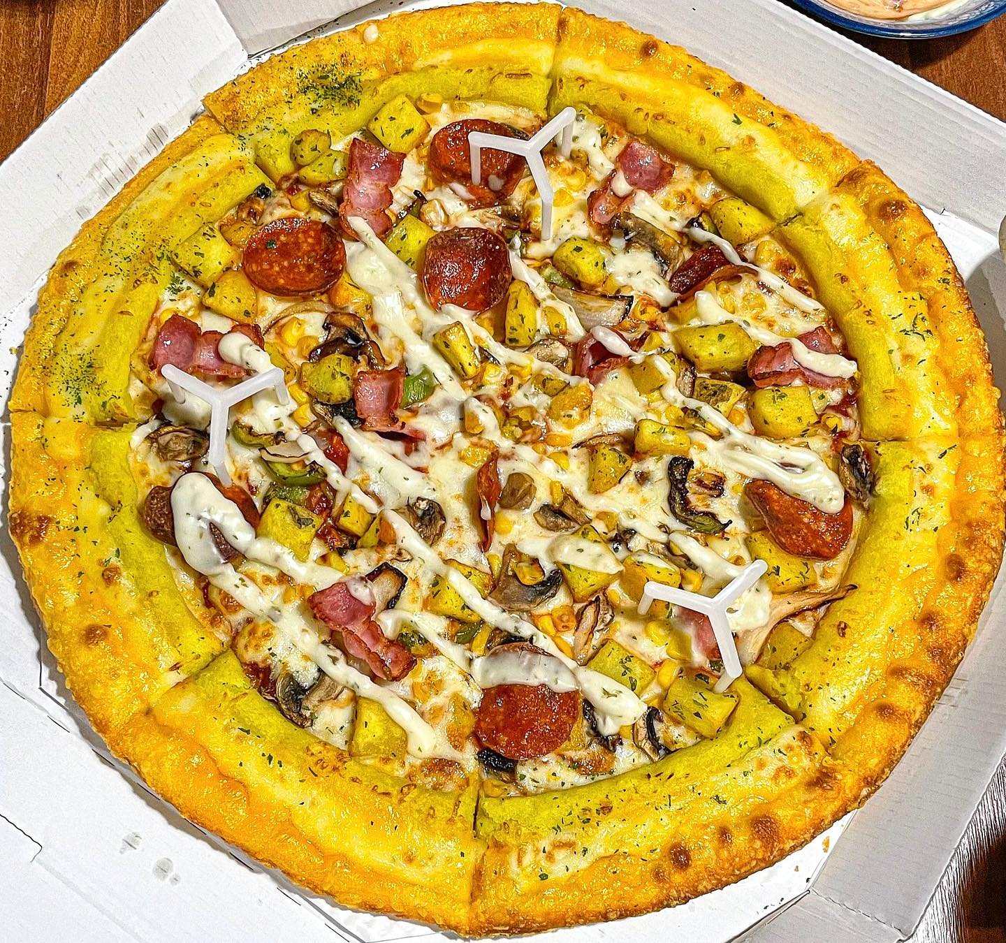 [ 피자헛 : 베이컨 포테이토 피자 + 리치골드🍕 ]

오랜만에 피자가 땡겨서 포장해 온 베이컨 포테이토!! 
엣지는 리치골드로 변경 했습니다😏 
방문할인과 피자헛 회원가입으로 콜라1.25L를 받았어요💛 

감자와 다양한 야채들이 골고루 있어서 부담없이 먹기 좋아요! 
리치골드의 고구마와 치즈, 감자의 조합은 완전 최고입니당👍 
갈릭디핑소스에 찍어먹으면 진짜 맛있는데 까먹고 안 챙겨온,,😫 자극적이지 않고 전체적으로 슴슴한 맛이여서 
개인적으로는 살짝쿵 아쉬웠어요,,🥲
그래도 든든히 잘 먹어서 만족합니다앗

#피자헛 #베이컨포테이토피자 #저녁메뉴 #야식 #야식추천 #피자 #피자추천 #베이컨포테이토 #리치골드 #방문할인 #일산피자 #일산맛집 #피자맛집
