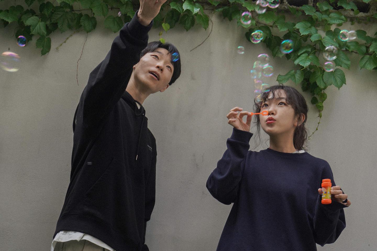 함께 찍은 사진🫧
예전엔 함께 여행 가거나
데이트를 가야 찍었던 사진들,
이젠 어디든지  항상 
함께 찍을 수 있다. 
.
.
.
.
.
오늘의 여행 혹은 데이트