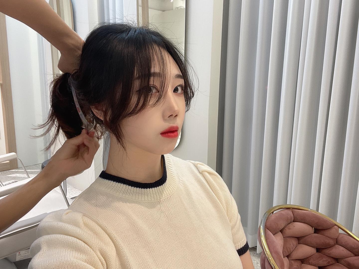 나름 브이로그 너낌 아인가 ꉂꉂ◟(˃᷄ꇴ˂᷅๑)༡

사실 그냥 쌤이 머리 묶어주시는거
중간에 찰칵찰칵 ㅋㅅㅋ 📸