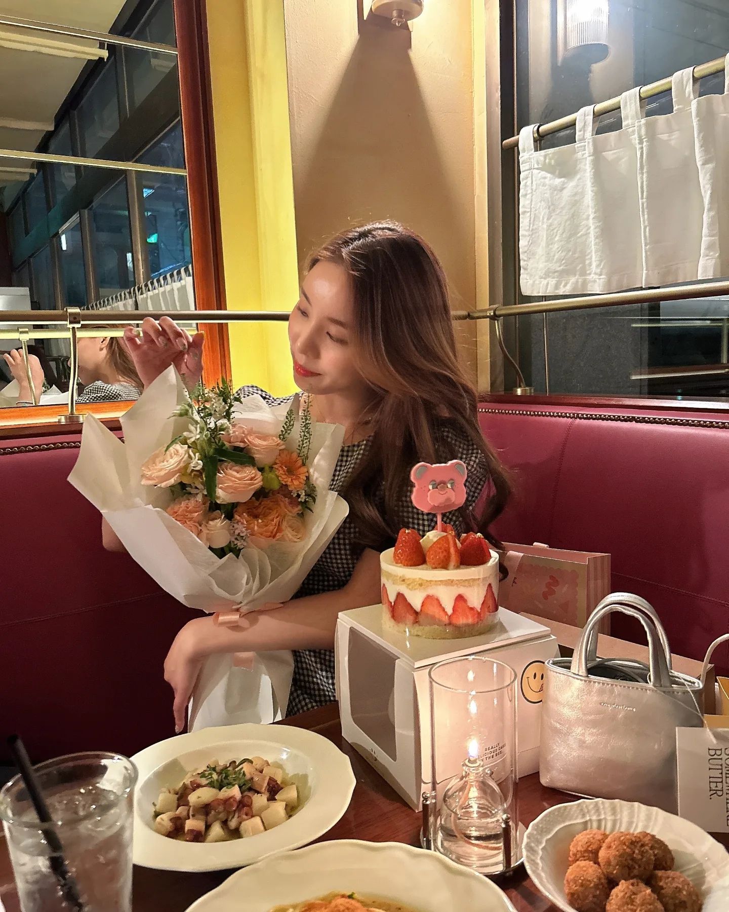 찐찐찐 최종ㅋㅋㅋㅋㅋㅋ
우리은비가 생일 막차탔듐✨️

너무 귀여운 가방도,케이크도 꽃다발도 너무 고마워
예쁜 레스토랑도 예약해주구...ㅎㅎㅎㅎ

어제못봐서 아쉽지만 이날에 봐서 죠아땅
.
.
.
.
#생일 #파티 #생일막차 #청담 #노티드 #꽃다발