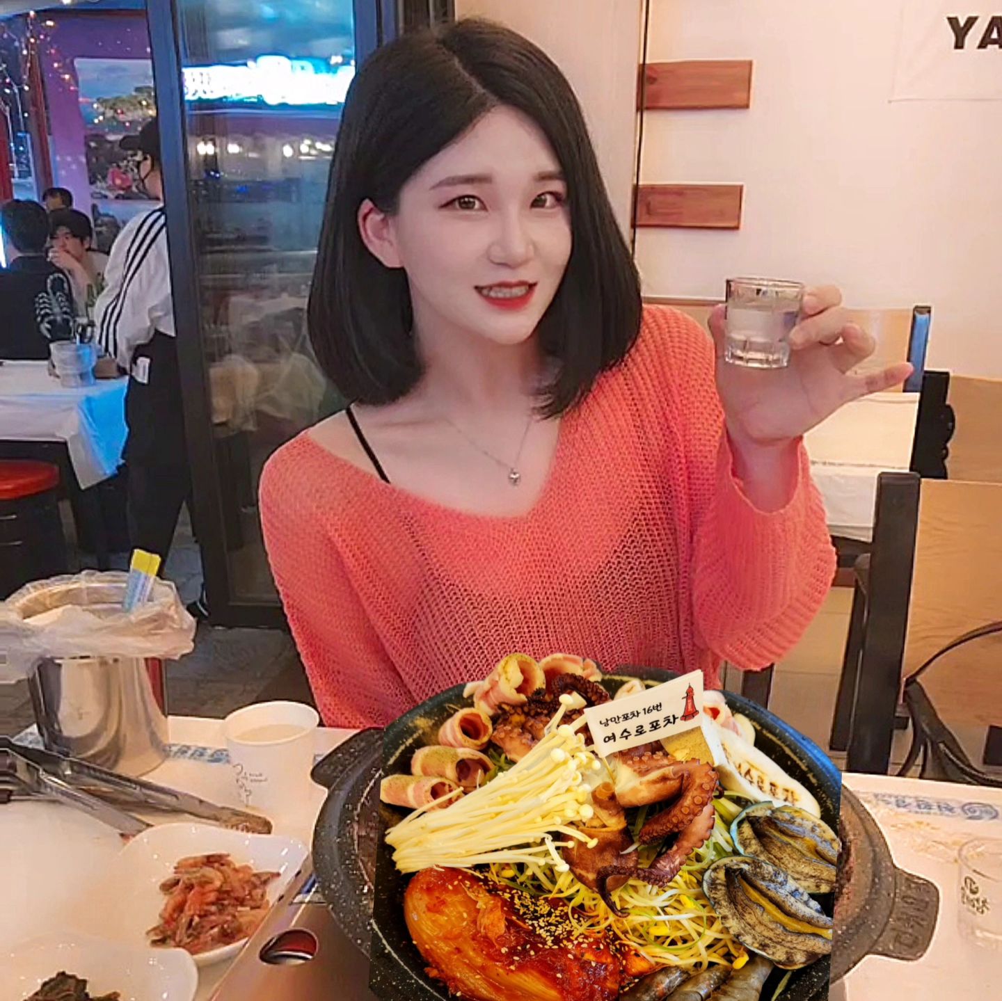 여수에서 돌문어삼합 제일 푸짐하고 맛있는 #여수로포차
여수여긴어때 yeosu.how.about.here 이벤트 당첨으로 친구들과 방문했는데 삼합, 볶음밥, 해물라면까지 너무너무 맛있게 잘 먹고 왔습니당! 삼합은 술이 술술 볶음밥은 고냥 미칭넘! 해물라면으로 해장마무리까지 완벽 풀코스 추천👍👍⠀
⠀
⠀
⠀
⠀
⠀
⠀
⠀
⠀
⠀
#여수여행 #여수맛집 #여수낭만포차 #여수맛집추천 #운동하는여자 #헬스타그램 #셀스타그램 #셀스타 #selfie #런닝 #나이키런 #크로스핏 #레깅스 #여수 #대전 #소통 #일상 #좋아요 #팔로우 #instadaily #instagram #ootd #like #follow #l4l #lfl #좋반 #첫줄반사 #좋아요테러