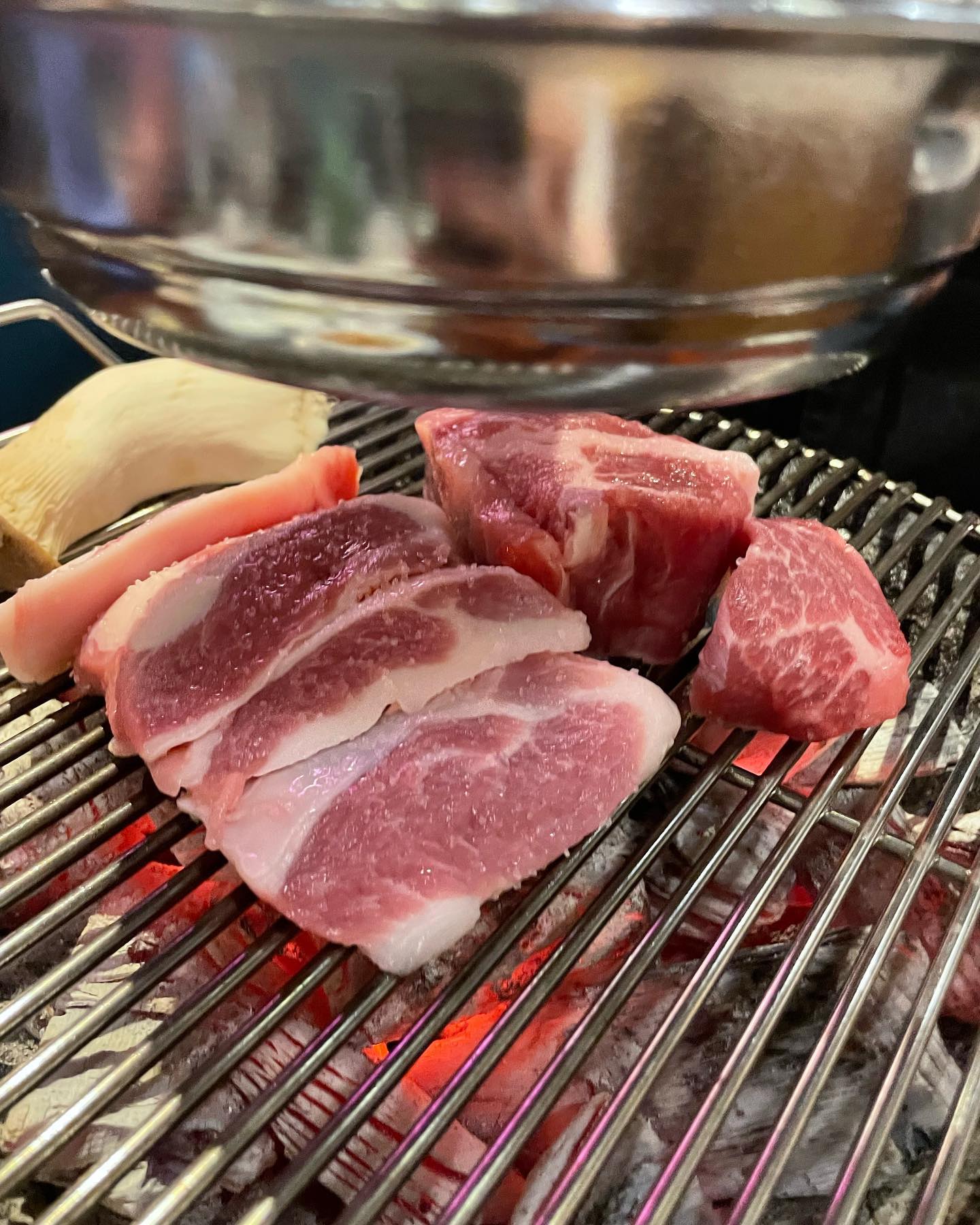 #일품
.
진짜 맛있는 고깃집
1년간 가게 앞으로 지나갈따마다 사람이 많다~ 라는. 생각을 하곤했는데 테이블이 있길래 얼렁 들어가봄 ㅋㅋ
주문은 가브리살이랑 목살이었나
추천메뉴로 시킴!
다 구어주는 시스템, 모자란 반찬은 아낌없이 더준다 ㅎㅎ 서비스가 아주 맘에들었음
고기는 말해뭐해 진짜 맛있고 대파멜조림을 뚝배기로 하나씩 주는데 이게 진짜 꿀맛이다
우리가 흔히 아는 멜젓을 불위에 조려서 찍어먹는게 아니고 짜글이처럼 끓여져서 나온당
적당히 짠맛에 감칠맛 가득해 이거에 밥 비벼먹어도 맛있다는 생각이 들정도였음
해물사골된장술밥 도 시켯는데 이거도 밥도둑
대파멜조림이랑 같이 비벼서 쓱삭먹으면 진짜 꿀맛탱이다
밑반찬에 나오는 야채무침이랑 양파무침 그리고 명이나물이 고기와도 너무 좋고 된장밥이랑도 좋았다
또가고싶은집!
.
.
.
 #신림맛집 #신림고깃집 #신림역맛집 #별빛거리맛집 #삼겹살 #고기스타그램 #술스타그램 #데이트
