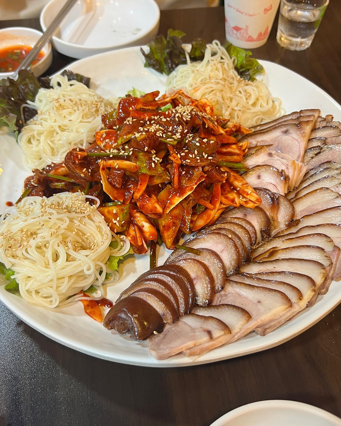 #옛골맛족발 #골뱅이족발 #족뱅이
.
족발이 아주 얇게 썰려나온다
양은 꽤 많은편!
족발만 먹었을때는 조금 퍽퍽한가 싶었는데 골뱅이 양념과 섞이니까 세상 촉촉함👀
야채와 골뱅이 그리고 진짜 맛있는 양념이 족발과 너무 잘어울린다 미친맛...💚
 
냉채족발이랑 족뱅이중에서 고민했는데
다른테이블 냉체족 나가는거 보니까
담에 오면 저거도 무조건 먹어야겠다싶음
양장피가 따로 없더라...!ㅎㅎ
언제가지~?
.
.
.
#술스타그램 #신림맛집 #관악구맛집 #별빛거리 #신림동 #신림역족발 #족발맛집 #데이트