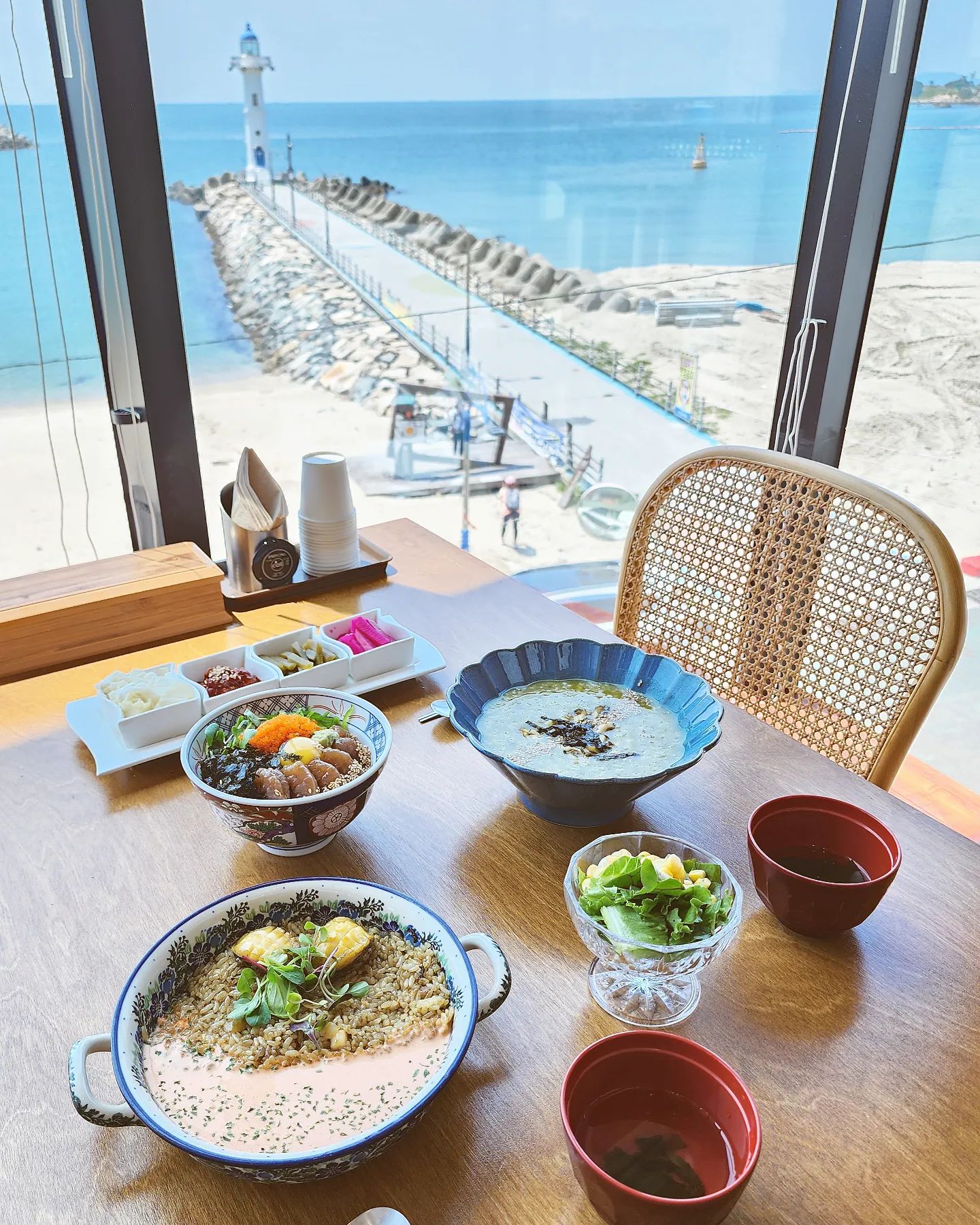 #울산서생맛집 #어느멋진날
.
.
2년전 #기장맛집 찾다가 다녀와본
전복죽 & 전복밥 전문점 < 어느멋진날 > 이
#울산 #서생 에도 생겼다길래 총총♪

이 집 맛난거야 원래 알고있었는데
진짜 뷰가 너무너무 멋진👍🏻

맛은 또 말해모해.
후루룩 넘어가는 꼬소한 트러플전복죽,
로제소스 핥아먹은 전복밥,
짭쪼롬한 새우장덮밥까지.
말캉한전복까지 매우만족!
꿀이랑 대박만족하며 먹었다 🙂
전복죽은 항꼬리가 거의 다 먹은듯?🫢

너무 예쁜 가게에서 예쁜 풍경보며
세가족 맛나게 식사 후에
앞에 바닷가 걸으니까 기분최고최고💕

직원분들 친절해서 더욱 만족스러웠던
#울산맛집 #서생맛집 어느멋진날❣️

재방문의사 200% !
.
.
#이벤트당첨 으로 다녀왔지만
#진심후기 임! 진짜임!
.
.
Thanks to. ulsan_class