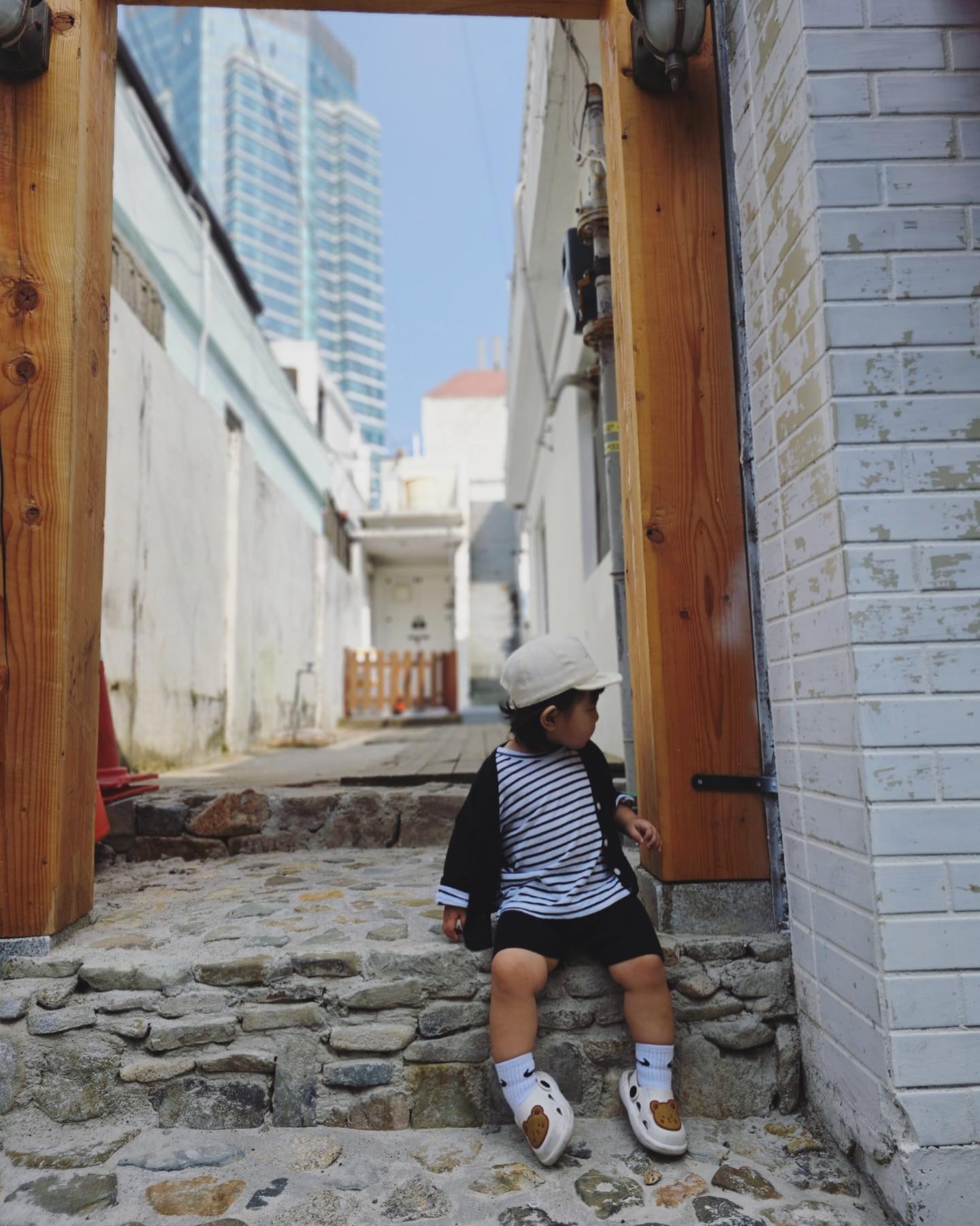❤️2023.05.21일 생후513일 하윤공주❤️

오늘하루는 하윤이도 엄마아빠도 알차게 보낸 일요일 아주아주 오랜만에 아빠랑 아침산책가서 만나는 사람마다 배꼽인사하고 산책하고 집에와서 홍삼주스 한잔하고 또 신나게 놀다가 낮잠자고 엄마아빠도 그김에 오랜만에 낮잠자고 자고일어나서 또 나가서 놀이터에서 할무니할아버지들한테 또 열심히 인사하고 카라멜 하나 받구 놀이터에서 놀다가 집에와서 또 키키랑 사진찍고 간식주고 놀다가 아빠랑 물놀이하고 저녁 한그릇 뚝딱하고 8시30분도 안되서 기절🤭 하루를 아주아주 알차게 보냈다 이런주말이라면 엄마는 너무너무 행복해 아주 소소하고 의미있는 하루였어 아빠가 있어서 엄마도 오랜만에 조금은 여유로운 주말을 보낼수있었어 그러니까 하윤아빠야 앞으로도 잘부탁해🤗 
우리하윤이 엄마아빠가 아주많이많이 사랑해 🫶