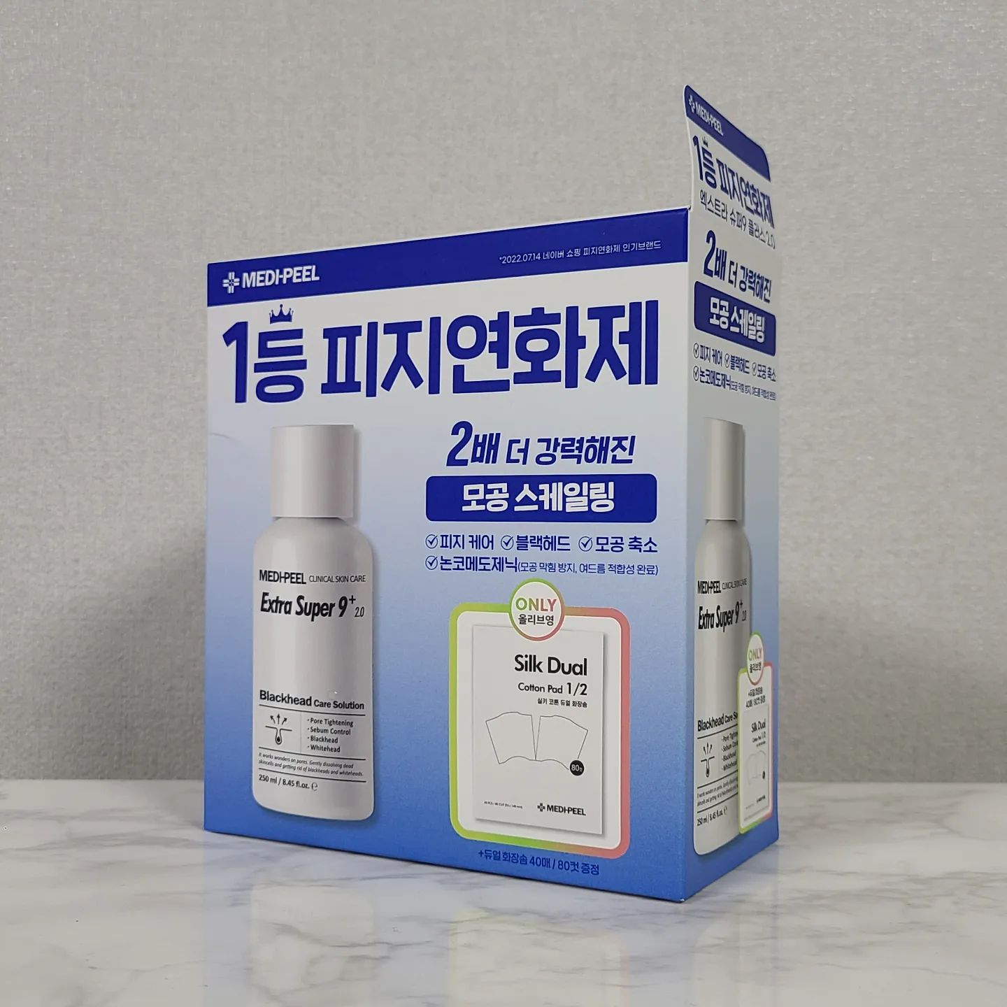 #협찬
* 올리브영 단독 기획 구성
메디필 엑스트라 슈퍼9 플러스 2.0 (250ml) +실키 코튼 듀얼 패드 (40매)

뜯고 짜고 자극적인 피지관리는 이제 그만!
불리고 녹여 순하게! 단 1번으로 완성하는 모공 피지케어를 도와주는 피지연화제에요 🙂

날이 더워지니 모공도 더 잘 열리고
블랙헤드, 화이트헤드, 피지들이 빠르게 올라오면서
눈에 참 거슬리더라고요ㅜㅜ
잡고 뜯는 자극적인 피지케어는 피부에 무리가 가서 불편하고 예민해져서 피하곤 했는데
메디필 피지연화제는 순하고 부드럽게 피지관리, 블랙헤드 관리가 된다고 해서 사용해봤어요!

기존의 AHA 성분에 BHA, PHA 가 추가되어 더욱 강력한 피지케어를 도와주는데요.
단 1회 사용만으로도 모공 속 피지 개선 2배 및
모공 축소 2배로
'2배' 강력해진 임상 결과를 갖고 있다고 해요ㅎㅎ

실제로 꽉꽉 가득 찼던 피지와 블랙&화이트헤드가 말끔히 녹아 없어지고
보들보들 매끈매끈 깨끗해진 코가 되었습니당🤩
자극도 없고 순하고 넘 하더라고용ㅋㅋ

화장솜에 촉촉히 적셔 코에 얹어두었다가 면봉으로 살살 부드럽게 롤링해주면 화사해진 코로 똬악🖤

화해주의성분 7가지도 제외되어 정말 순하게 사용할 수 있어요ㅎㅎ
논코메도제닉으로 모공 막힘을 방지하고, 여드름 피부에도 적합성을 판정받았고요.
모공 축소와 모공수렴에도 도움을 줄 수 있다고 하는데요!
사용 후 깨끗하게 비워진 모공을 꽉 조여주니 타이트닝을 따로 하지않아도 되고
모공이 넓어지진 않을까 걱정도 덜 되어서 넘 좋습니당ㅋㅋㅋ
사용하기 편하고 자극없이 순하게 불려 녹여주니 꾸준히 찾게 될것 같아요☺️

#메디필 #medipeel #엑스트라슈퍼9플러스 #메디필피지연화제 #원조피지연화제 #슈퍼엑스로션 #로션엑스 #엑스로션 #올리브영피지연화제 #블랙헤드추천템 #올리브영추천템 #피지관리 #올리브영 #올리브영코팩 #코피지관리