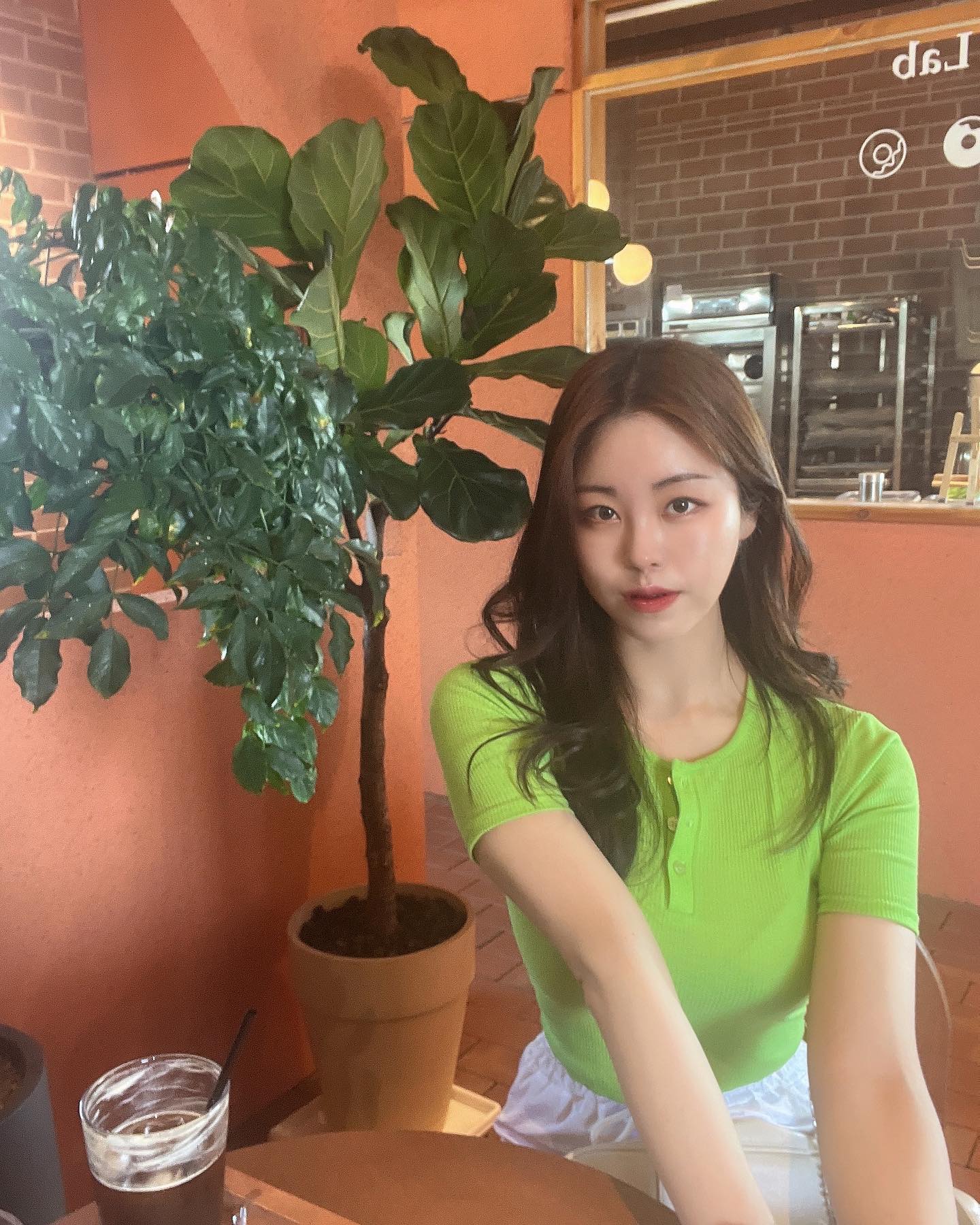 토요일 먹부림 영상편집했져🌝
넘겨바❤️

팔도통닭 증산점에서 야채통닭을
처음 먹어봤는데 맵싹하고 바삭한
닭강정에 파김치랑 먹는맛임 전맛!

울집옆이었음 야통 12181마리
먹어줄텐데 증산이라 참음ㅋㅋ

후라이드도 튀김옷 얇은 치킨 
조아하는사람들 덕후 만들맛🔥

매콤치즈떡볶이에 찍먹하고
이날 뱃속에 탄단지 골고루 냠냠
조만간 야통 털러갑니다 ㅋㅋ

🎀주소 : 경남 양산시 물금읍 야리2길 9 팔도통닭
🎀연락처 : 0507-1354-9531
🎀포장할인 2천원
🎀1인 치킨메뉴있어서 혼밥가능

#팔도통닭증산점 #협찬 #리뷰노트 #팔도야채통닭 #증산치킨맛집 #양산맛집 #양산치킨 #증산치킨 #먹방 #먹스타 #먹스타그램 #mukbang #chicken #맛집 #증산맛집#맞팔 #좋반 #첫줄 #likesforlike #followforfollowback #daily
