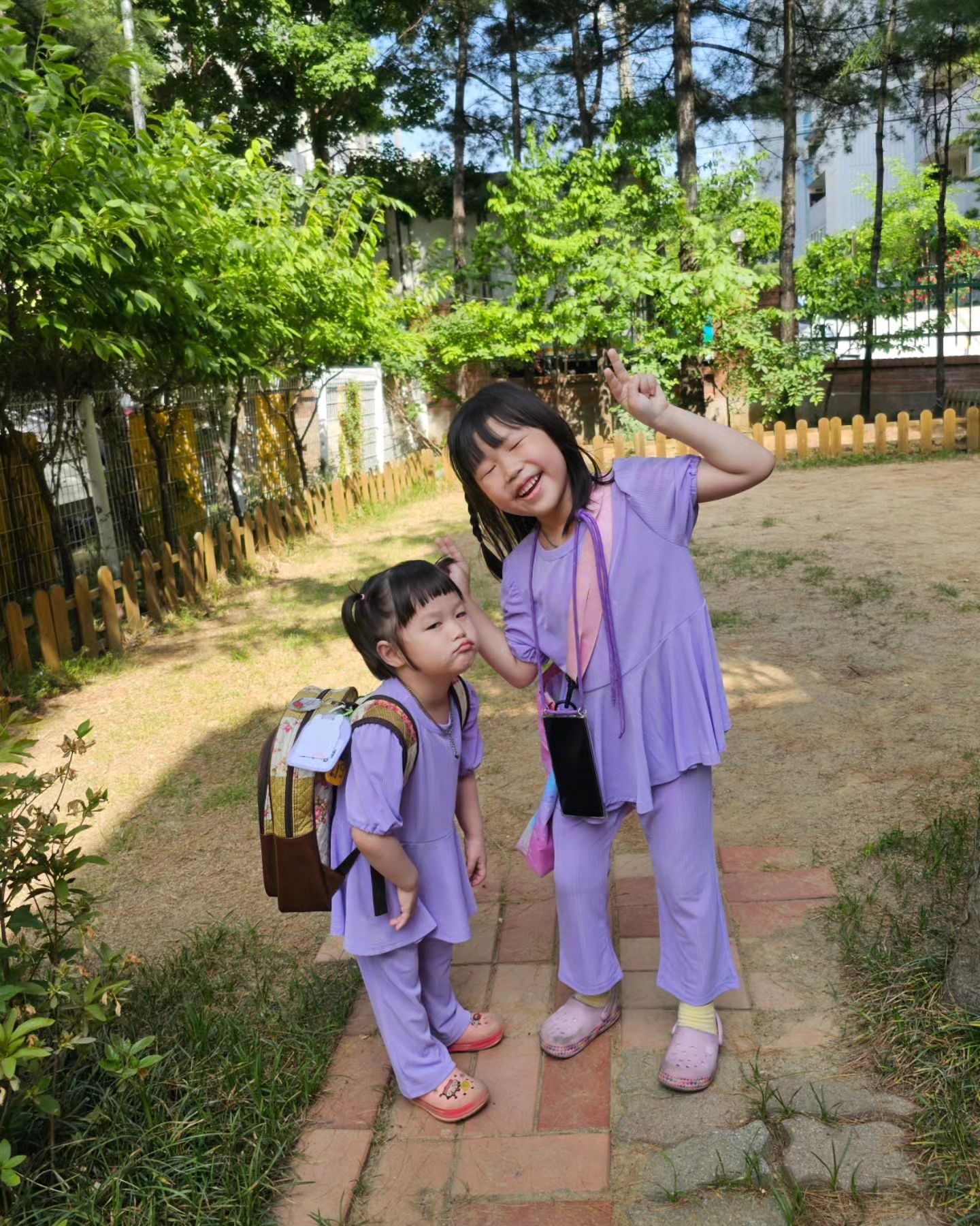 어미가 안티인걸까
너희 표정이ㅋㅋㅋ
.
.
이제 너희 얼굴로 이모티콘 만들거야
.
.
#두딸 #두딸맘 #엄마가안티