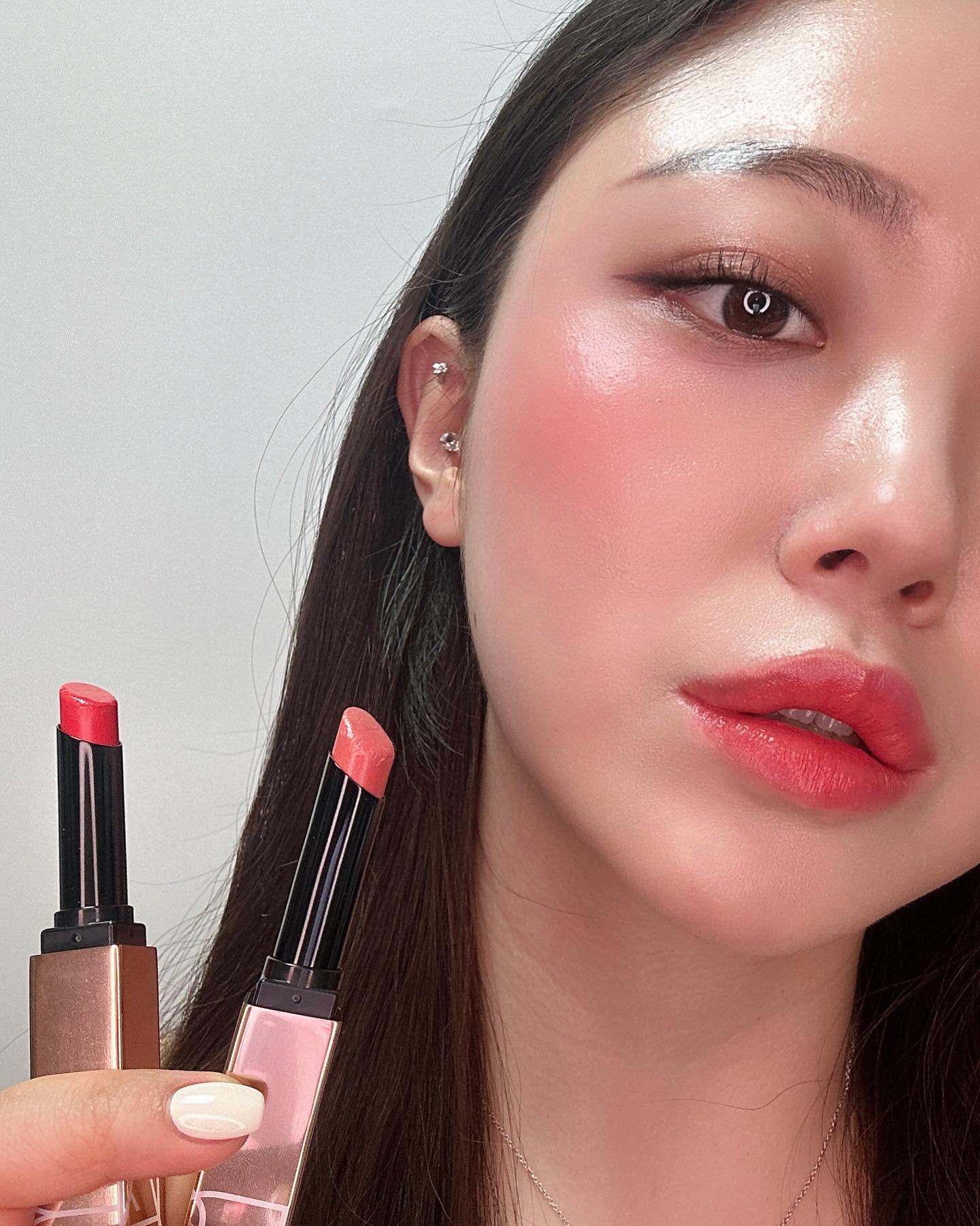 𝐆𝐋𝐎𝐖 𝐒𝐎 𝐒𝐖𝐄𝐄𝐓

립밤의 편안한 보습 및 케어기능을 결합한 하이브리드 제형의 립🫧

제형이 부드럽고 가벼워 여러번 덧바를 수록 
립스틱이 내는 선명한 컬러발색💋
글로우한 마무리감✨

♥️ LIP
에프터글로우 립스틱
 - 오르가즘 : 골든쉬머 피치핑크
 - 온 엣지 : 웜 핑크

♥️ BLUSH
퓨어파라다이스 - 라이트 리플렉팅 블러쉬 오르가즘 

♥️BASE
퓨어 래디언트 프로텍션 아쿠아 글로우 쿠션 - 한라
.

.
.
#롯데노원#나스아티스트챌린지#나스메이크업아티스트#립스틱#나스에프터글로우 #나스에프터글로우립스틱 #에프터글로우#GLOWSOSWEET  #COLORMEETSCARE #나스#나스샤인립스틱#나스립케어립스틱#나스립스틱#NARS#NARSKOREA#lipstick