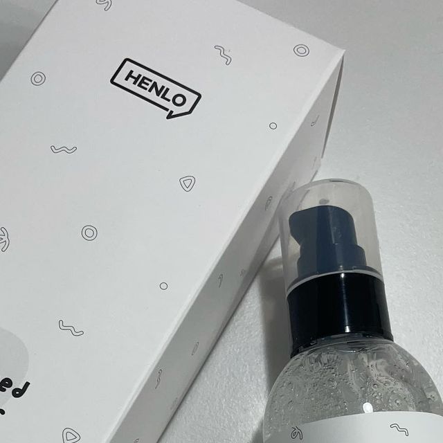 김다슬 on Instagram: "#광고 고양이 턱 관리할 수 있는 헨로포우 검은깨리무버!! 고양이는 턱에 큰 피지선이 발달해 블랙헤드가 생기기 쉽죠~ 관리 안해주면 턱드름이 ㅠㅠ 간편하게 블랙헤드