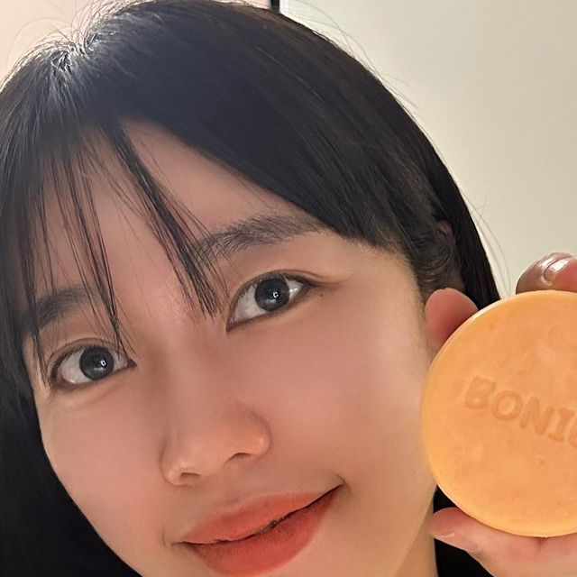 뷰티 패션 블로거 채민지 on Instagram: "#협찬 #보니에르 예민한 피부인만큼 늘 저자극세안에 순한 클렌징을 하는 편인데요! 이번에 비타민이 가득 들어간 순한 천연비누인 #보니에르v클렌징바