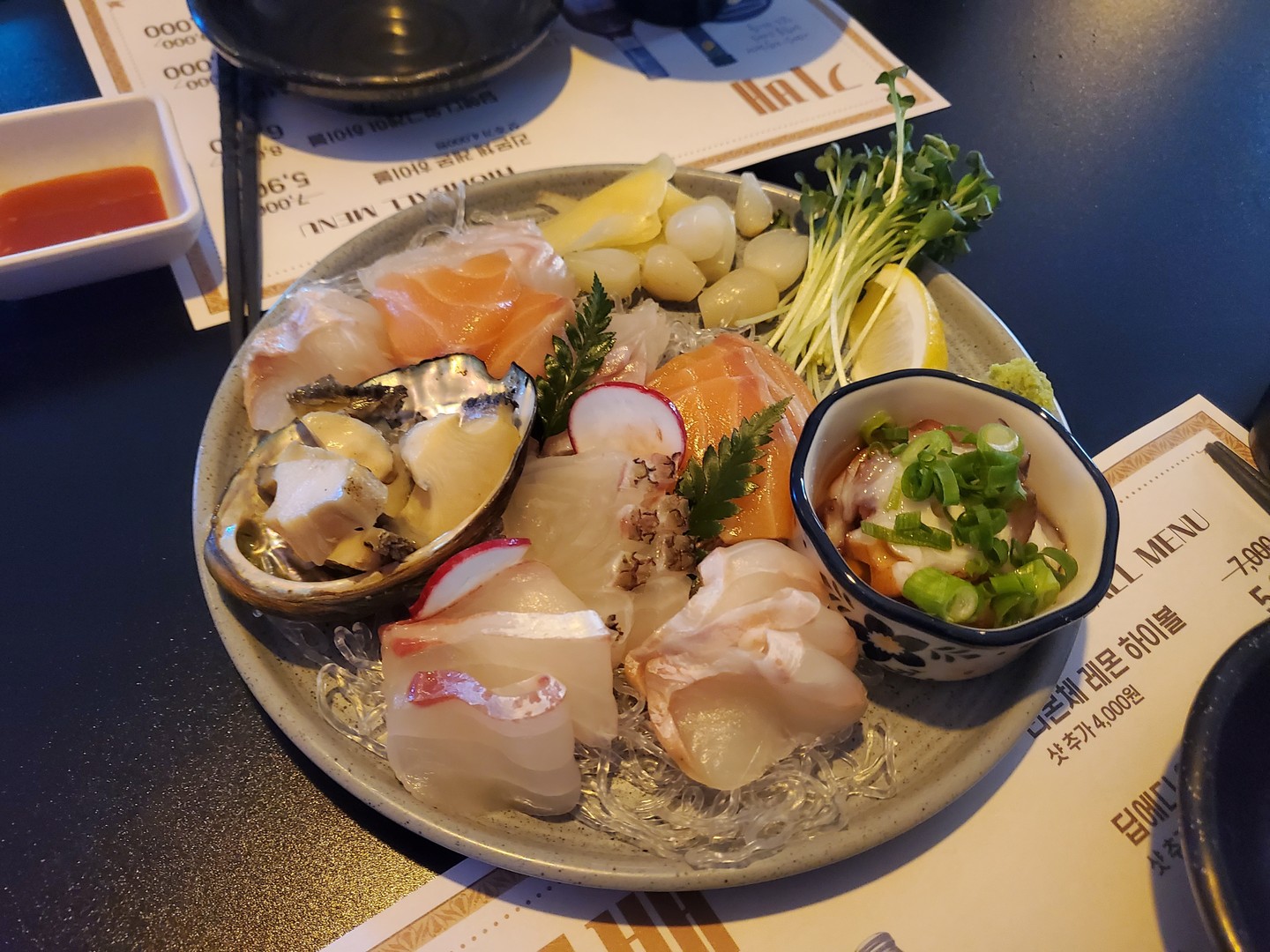 약수역, 청구역 근처에 있는 이자카야 "기배"
분위기 맛 다 잡은 이자카야 였어요!!
회도 맛있는데 표고버섯튀김은 어디서도 먹어보지 못한 맛이에요👏

✔ '모듬회' 6가지의 회를 한번에 즐길수 있는 모듬회! 비린내 하나없이 싱싱한 회를 즐길수 있었어요:)

✔'표고버섯 튀김' 표고버섯을 통으로 튀겨서 나오는 튀김인데 이거 진짜 강추 입니다!!😍 너무 맛있어서 배부른데도 계속 먹게 되는 맛이에요!! 이거는 꼭 시켜 드시길 추천 드려요!!

이름이 기억 안나지만 크래커에 크림치즈, 무화과! 이것도 가볍게 안주로 즐길수 있었어요:-)

좌식 테이블도 있는데 편하게 앉아서 즐길수 있어서 너무 좋은 곳 입니다.
거기에 사장님도 너무 친절하신 기배!
오픈시간에 가서 손님이 안계셨는데 평소에는 웨이팅이 있을거 같은 느낌!!

👉 모듬회 (₩ 36.000)
👉 표고버섯 튀김 (₩ 15.000)

📍기배 (서울 중구 다산로 155-1 2층)
 주차🙅‍♀️, 웨이팅🙅‍♀️, 예약🙆‍♀️

#이자카야 #신당동이자카야 #신당동핫플 #신당동데이트 #신당동맛집 #데이트신당동 #술집신당동 #데이트코스 #먹스타그램 #술스타그램 #먹팔 #맞팔 #태미커플_협찬