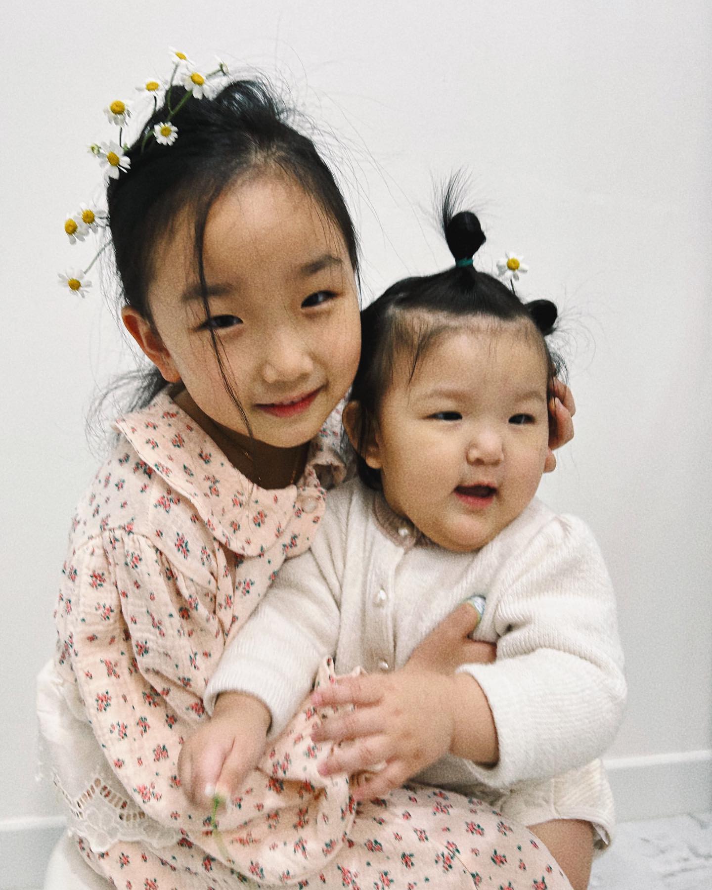 #별하랑자매 
올망졸망 작은 마트리카리아 꽃처럼 예쁘고 사랑스러운 아이들 

‘힘들어 하지 말아요. 내 소중한 사람’
‘역경에 굴하지 않는 강인함’
작은 꽃이지만 꽃말은 강한의미를 가지고 있는 마트리카리아, 우리 아이들도 내면이 단단하고 강한 아이로 크길

#마트리카리아 
#마도리카리아