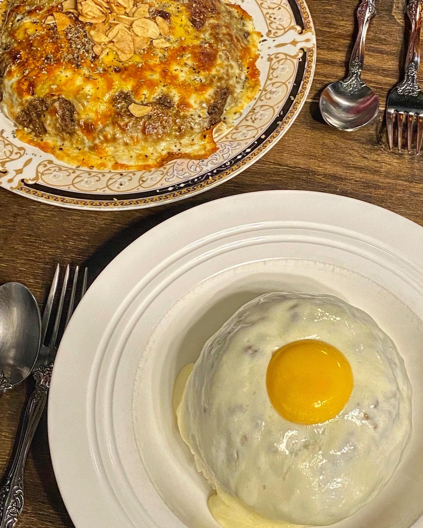 #스데반카레 #응암동맛집

응암동 맛집투어에 진심인 요즘, 또 하나의보석같은 응암동 맛집을 발견했어요✨
바로바로 응암시장 안에 위치한 카레집, 스데반카레🍛💕

✔️야끼카레
✔️멜티드치즈 드라이카레

스데반 카레는 그냥 카레집이 아니에요! 드라이 카레집이죠!
사실 드라이 카레는 처음 먹어봤는데, 굉장히 특이했어요 내가 알던 카레가 아니야😅

돼지고기와 소고기가 들어간 기본 드라이 카레 위에 치즈를 듬뿍 얹어 오븐에 구워낸 야끼 카레-
그리고 기본 드라이 카레 위에 따뜻하게 녹인 모짜렐라 치즈를 얹은 멜티드치즈 드라이카레-

기본 드라이 카레는 카레향 나는 미트볼 느낌?! 기본으로만 먹어도 충분히 맛있을것 같았어요! 거기다가 치즈까지 더해지니 한층 고소해졌어요🥰

요렇게 동네 맛집 하나 더 알게 돼서 기쁘답니당😘