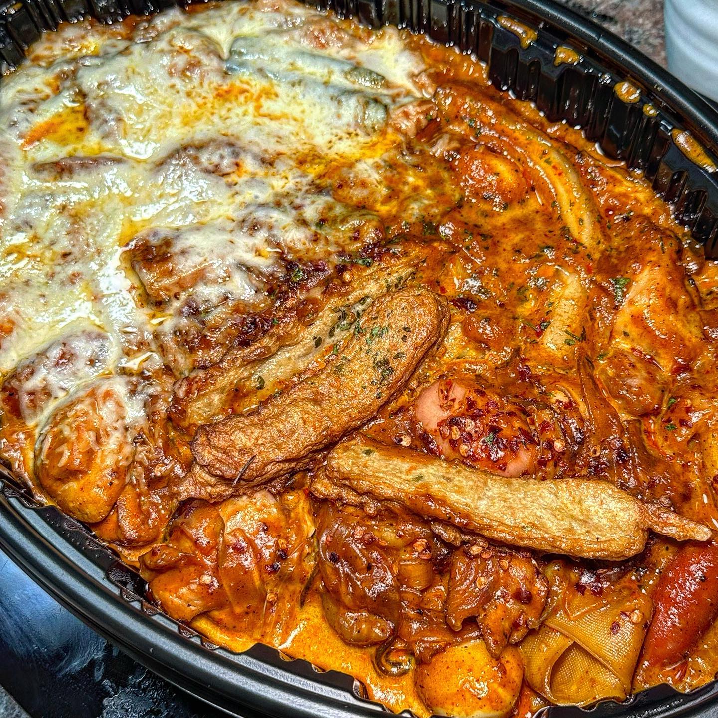 #두찜

새로 나온 두찜 마라로제 찜닭 ,,,
나 왜 지금 먹었냐,,🤤

두찜에서 나온 마라로제 찜닭!!
저는 로제 찜닭도 사랑하는 사람인데요!!💛💛
마라탕은 더 환장합니다,,🤤

로제찜닭에 맛있게 매울 정도로 마라향이 나서 너무너무 맛도리 아니냐구요,,,💛✨안에는 푸주, 건두부, 납작당면, 분모자,, 약간 마라샹궈+로제찜닭 느낌이라고 생각하시면 될 것 같아요!!🍲🥘

완전 소스가 꾸덕꾸덕하고 크리미하면서 매콤해서 밥이랑 먹어도 10그릇 뚝딱이에요,,공기밥은 완저니 필수입니다,,🍚🍚🍚

저는 보통맛은 신라면정도?라고 생각하시면 됩니다!🍜🍜
좀 더 매콤한 맛을 원하시면 매운맛 추천이에요!!🌶️🌶️

조금 속상했던 건 다른 부재료가 많이 들어가서 닭이 조금 부족하다는 점,,,
🍗🌶️🍛2명이서 먹기 딱 좋은 느낌인 것 같아요!!💛
꿀팁!🍯🍯
소스가 남으면 거기에 볶음밥해서 드세요!!(참기름, 김가루)
진짜 JJJMMMTTT입니다,,💛💛

💛매장:두찜

메뉴판📋

마라로제찜닭 23,800원