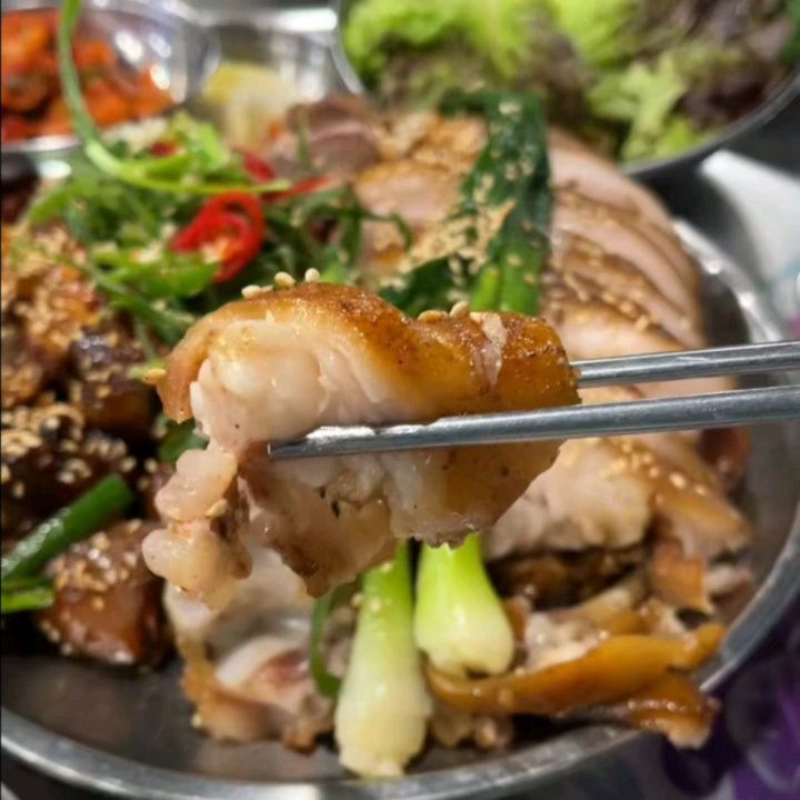 또또또간집 #완미족발논현본점 다녀왔습니다🍽

역시나..
불금도아닌데 사람들이 벌써 가득가득
야장까지 만석이더라구요 😅

본점자주오다 보니 안대장님 실제로 보는날도 오네요😃
진짜 신기했어요  연예인보는느낌 😄

30분정도 기다려서 드디어 자리앉았어요
최애 메뉴인 온족/불족 반반씩 시키고
막국수까지 시켰어요.🤩

역시 기다린 보람이 있는 이맛
언제먹어도 안질리고 맛있어요
특히 불족이 불향도 샤악 나서
진짜 맥주를 안먹을수가없어요 🍻

족발초밥도 챡챡만들어 먹고
한쌈 두쌈 쌈도 싸먹다보면 
하루동안 받았던 스트레스도 샥 날라가네요😊

특히 야장에서 먹는 맛은
딱 이 계절아니면 맛볼수가 없으니 더좋은듯😚

인기가 워낙많아서
본격 퇴근시간보다 쪼끔 빨리 
호다닥 퇴근해서 자리선점하는게 
웨이팅 없이 먹을수있는 유일한 방법일듯해요😅

오늘은 족발한쌈하러 가시는거 어떠세욥😄

#강남맛집 #논현맛집 #신논현맛집 #완미족발 #족발맛집 #불족맛집 #출출할때  #먹스타맞팔 #맛스타 #먹스타그램 #맛스타그램 #먹팔맞팔 #맞팔환영 #먹팔반사 #맞팔환영 #좋반