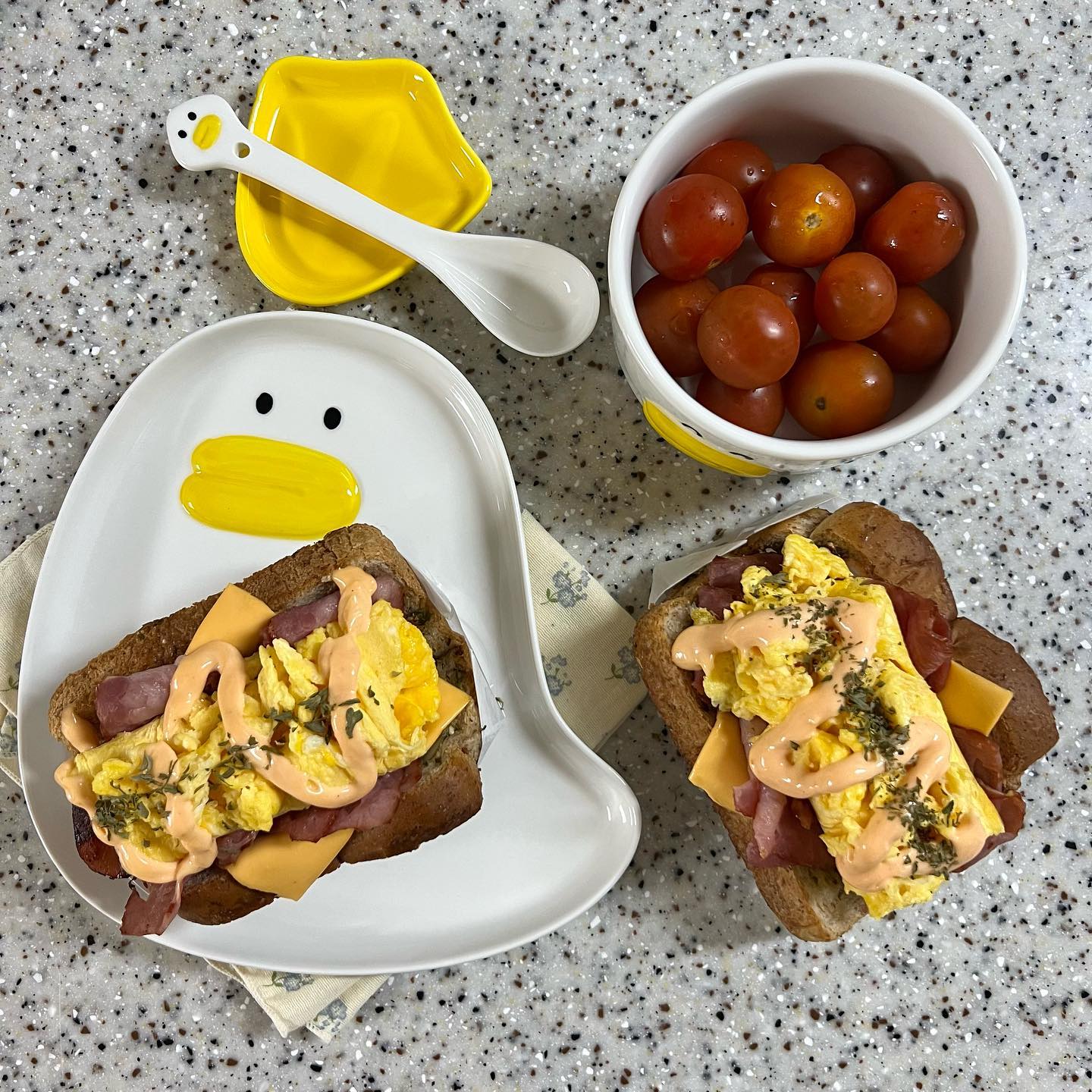 #협찬  오늘은 맛있는 에그토스트 만들어서 먹기 내가 했지만,, 너무 맛있어서 앞으로 간식으로 꾸준히 해먹을 예정🤍

오리는 꽥꽥💛 식사는 냠냠🍚
귀여운 그릇 세트!
메인 요리부터 디저트까지 담을 수 있는 귀여운 오리 식기 세트에(´▽`ʃ♡ƪ)

도자기라서 활용도도 높고 구성이 정말 좋아요💖
어떤 음식을 담아도 잘 어울리는 화이트 톤의 식시게 귀여운 오리 얼굴이 입체적이여서 유니크한 구성의 세트랍니다ㅎㅎ

그릇마다 표정이 조금씩 달라서 더 귀여워요! 제 원픽은 오리 발바닥 소스 접시인데 너무 귀엽지 않나요?? 

📌토스트레시피
+토스트 앞면에 꿀 버터 마늘 설탕 파슬리 넣어서
 만든 소스 발라준다 
+후라이팬에 버터 올려서 녹이고 소스 안 바른쪽
 부터 구워주다가 반대쪽도 마저 구워준다
+계란 4개 풀어서 스크램블 만들어주고 
베이컨도 구워준다
+구운 토스트 칼등으로 반 살짝 집어주거 
체다치즈 한장 베이컨 에그 올려주고
+불닭소스랑 마요네즈 레몬즙 섞어서 
만든 소스 마무리로 뿌려주면 완성🤍

#오리그릇 #오리식기세트 #오리타임 #귀여운그릇 #식기세트 #그릇세트 #오리접시
