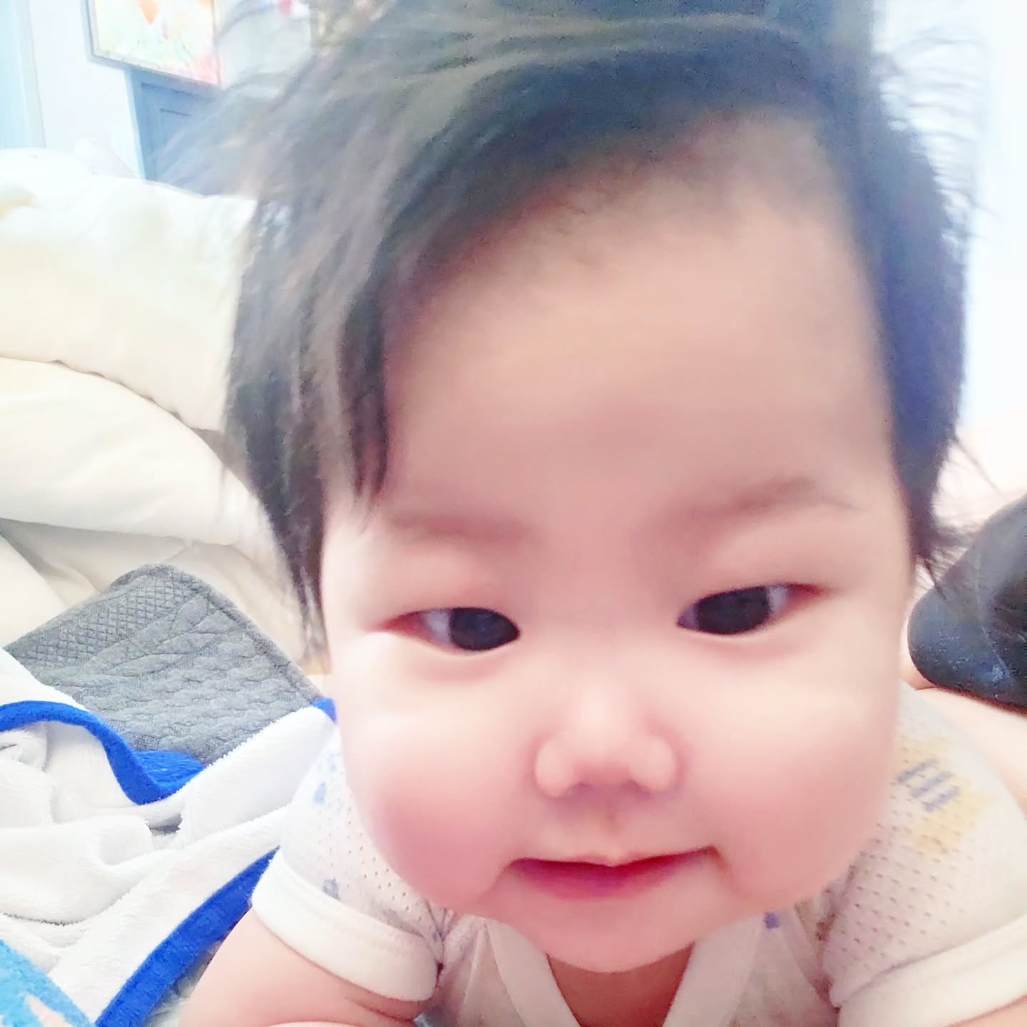 #지난일요일

시골로 논누간 언니,오빠,아빠 덕분에 평온하고 조용하게 지나간 주말 :-)

집에서 코낸내 잘하고 일어나서 엄마랑 셀카타임📸

요즘 표정도 많아지고, 표현하는게 다양해진 막둥이 💗

집에 이유식 다 먹어서 홈플 연수에있는 풑케어로 간단한나들이 :-)

부천 롯백보단 종류도 많아서 초기2 정기배송 전까진 자주올듯💗