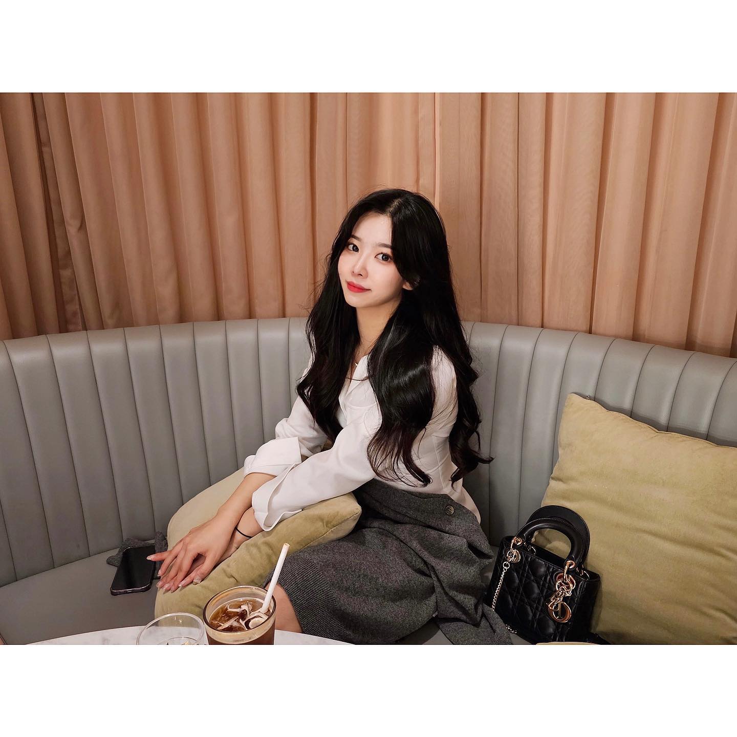 오랜만에 예쁜 카페갔어 히히👻