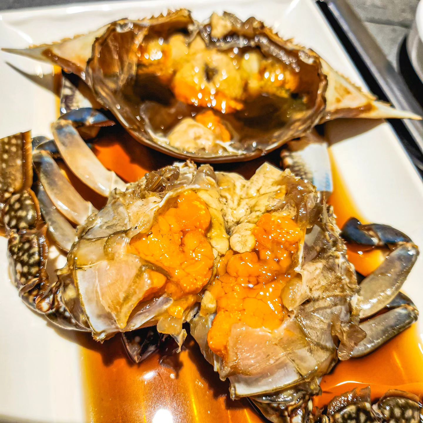 친구랑 간만에 반주하러 간 신사꽃게당🦀
간장게장과 양념게무침 그리고 날이 더웠기에 맥주와 소주 1병씩^.^
밑반찬 먹다 보니 살이 가득찬 게장과 게무침 등장
밥도둑이라는 이름에 걸맞게 보자마자 침이 꼴딱꼴딱😂 
밥 위에 게살 쭉 짜서 김에 싸먹으면 얼마나 맛있게요~~~~~~💙
게무침은 양념이 매콤해서 완전 취향저격!!!
양념이 맛있어서 밥이랑 너무너무 콩떡찰떡이었어요
밥 싹싹 긁어먹고 시원하게 맥주까지 완벽했던 저녁이었네용ㅎㅎ
.
.
#신사꽃게당 #신사맛집 #신사역맛집 #신사밥집 #신사역밥집 #가로수길맛집 #가로수길밥집 #세로수길맛집 #신사역술집 #신사동맛집 #신사간장게장