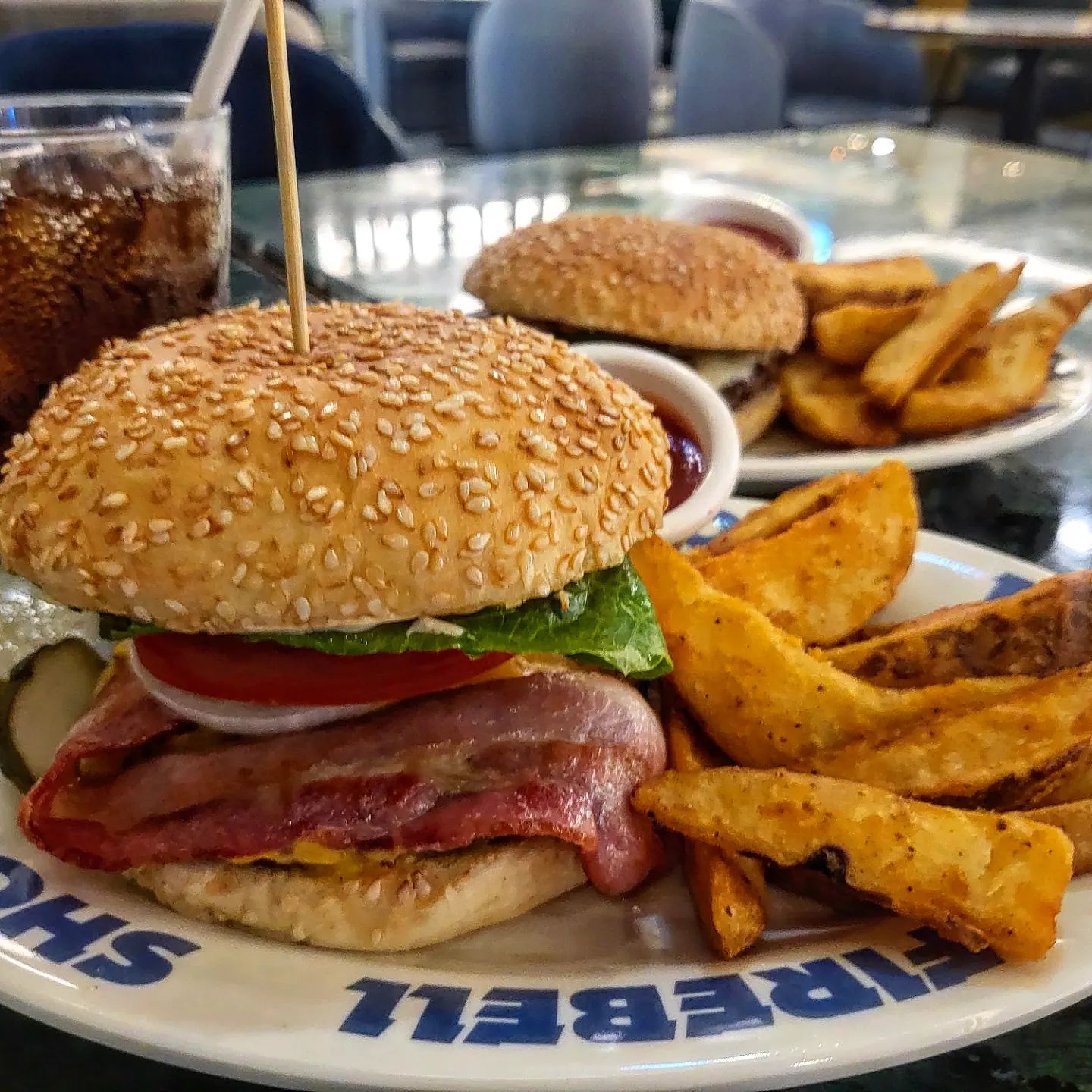 #협찬 🫶수제버거라면 환장을 하는 오빠랑 나🫰🍔🍟
파이어벨 수제버거먹고 홀딱 반하고 왔습니다. 진짜 살면서 먹어 본 수제버거중에 최고.👍👍

고메버거 (단품11.9  세트18.4) 
베버리힐즈버거 (단품11.9 세트 18.4) 
둘 다 세트로 먹었는데요. 

시그니쳐인 고메버거는 진짜 수제버거의 정석!!
소고기패티랑 치즈 로메인 피클 베이컨 조합이 
한껏 어울려져 느끼하지않고 담백 상큼한 맛이 
아.. 수제버거는 진짜 고급요리다. 연신 감탄하며 먹었네요.👍👍

베버리힐즈버거는 제 1픽!! 진짜 그동안 먹어본 버거중 최고!!! 🩷🩷🩷🩷 사랑에 빠져버렸어요 ㅠㅠ
구운양송이랑 트러플마요네즈소스듬뿍에 육즙팡팡이 💞 저 이거 계속생각나서 곧 또 갈듯해요. 

세트로 시키면 웨지후라이랑 수제피클 음료까지 나오는데요. 다 먹고나면 포만감 행복감 대박.

Tvn 수요미식회의 '수제버거'편에도 나왔었던 파이어벨.  역삼 센터필드 파이어벨 디어고메점은 호텔푸드코트라 고급진 분위기로 대리석테이블과 벨벳쇼파. 창가자리에 앉으면 숲뷰?느낌도 물씬난답니다.

🧚‍♀️🧚‍♀️다들 수제버거 땡길때는 파이어벨로 고고고. 미국정통스타일 인생수제버거 경험하실거에요.🫶 🩷

🎈파이어벨디어고메 역삼점 
🎈서울 강남구 테헤란로 231 더 샵스 앳 센터필드 지하2층 

#수제버거맛집 #인생버거 #파이어벨 #파이어벨디어고메 #버거맛집 #역삼맛집 #수요미식회 #수제버거 #버거맛집 #주말 #데이트맛집 #센터필드맛집 #센터필드 #먹스타 #먹팔 #food #foodstagram