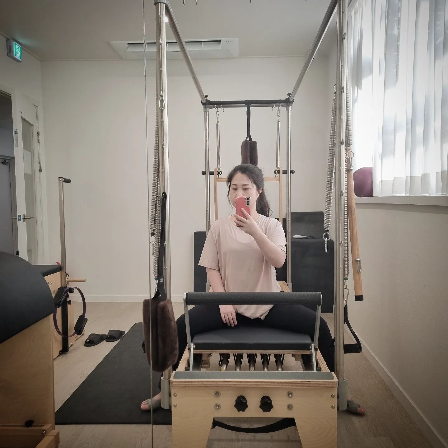 #운동시작

#필라테스 9회차

내 건강상의 이유로 
엄마와의 이별을 이유로

오랫동안 방치했던 내몸뚱아리를
다시 사랑해주기로 했다

완전 운동초보가 되어버려
개인 수업 듣는중~

그래도 이제 제법 힘이 들어간다
힘내자~
