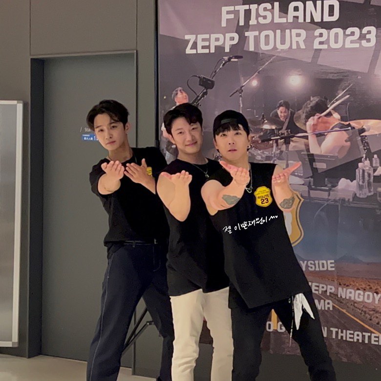 오늘 콘서트 다사다난 했지만 수고했으요 !
내일도 또 가보자고 좋았스ㅓ !
내 여행보다 콘서트가 더 소중해 🤛🏻

(슈퍼스타 아니고 슈퍼마켓 엪티알란 ,,✨)