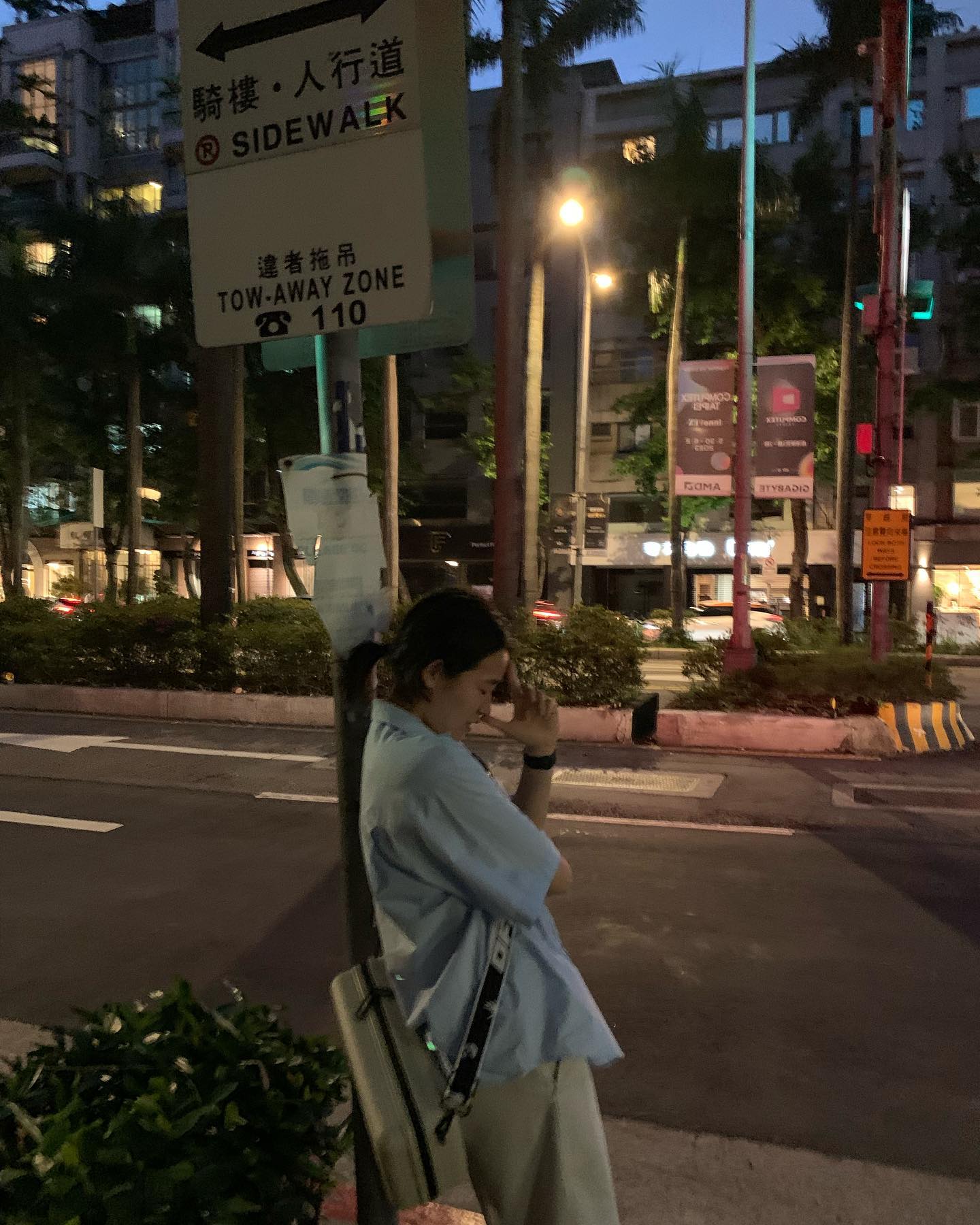 🇹🇼 2일째_ 저녁버전🌠
1. 아주 호기롭게 아름다운 하루를 마무리하는 듯 싶었다
2. 갑자기 비가 내리기 시작
3. 숙소에 우산이 있으나 일단 지금은 없음 ㅋㅋ
4. 우비를 삼(꼭, 우비사면 비가 잦아듦)
5. 멈출 줄 알았으나 폭우시작 
6. 생각했던 아름다움은 아니지만 다른 아름다움으로 하루를 마무리할 수 있었다👍 ( + 샤워 바로하고 편의점 갔는데 가는 길에 비가 오는 기적같은 경험을 할 수 있었다) --> 갓벽했다 ㅋㅋ

ps. 그래도 산토리 위스키 얻어서 햄벅🥰