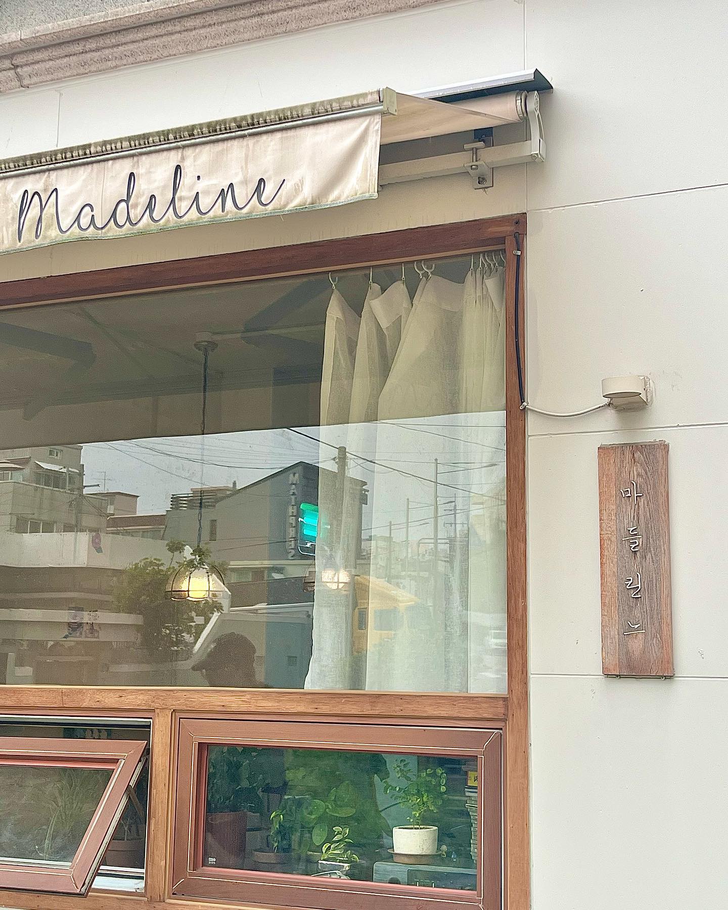 📍망미_마들린느💗🥐🥯🍞

🫶🏻사장님도 너무 친절하셨고 제일 큰 특별한 점이 여기에서 만들어징 빵은 다 수제로 유기농밀가루랑 유기농통밀가루로 만들어진대용!-!
🫶🏻음료도 타카페보다 가격도 갓성비라서 부담없이 먹을 수 있는 거 같아용😋
🫶🏻먹은 빵 중에 시그니처 몽블랑케익이 제일 맛있었어요! 안에 제가 느끼기엔 밤이랑 딸기크림이 섞여서 중독적인 맛! 👍🏻 어디에서도 맛보지 못한 맛이였답니당!-! 보니깐 치아바타랑 베이글 식빵도 완전 인기있는 메뉴인거 같더라구용⭐️
🫶🏻망미동에서 맛있고 건강한 빵집 가려면 #마들린느베이커리 #마들린느 로 도장 꾸욱 추천🥖🥐🥯

#마들린느 #망미동빵집 #망미동베이커리카페 #망미빵집 #수영구빵집 #망미동유기농빵집 #유기농빵집 #망미동커피맛집 #망미동커피 #수영구움과자 #디저트맛집 #망미동데이트코스 #망미동데이트 #감성카페 #인싸카페 #유기농밀가루 #수제케이크 #망미디저트맛집