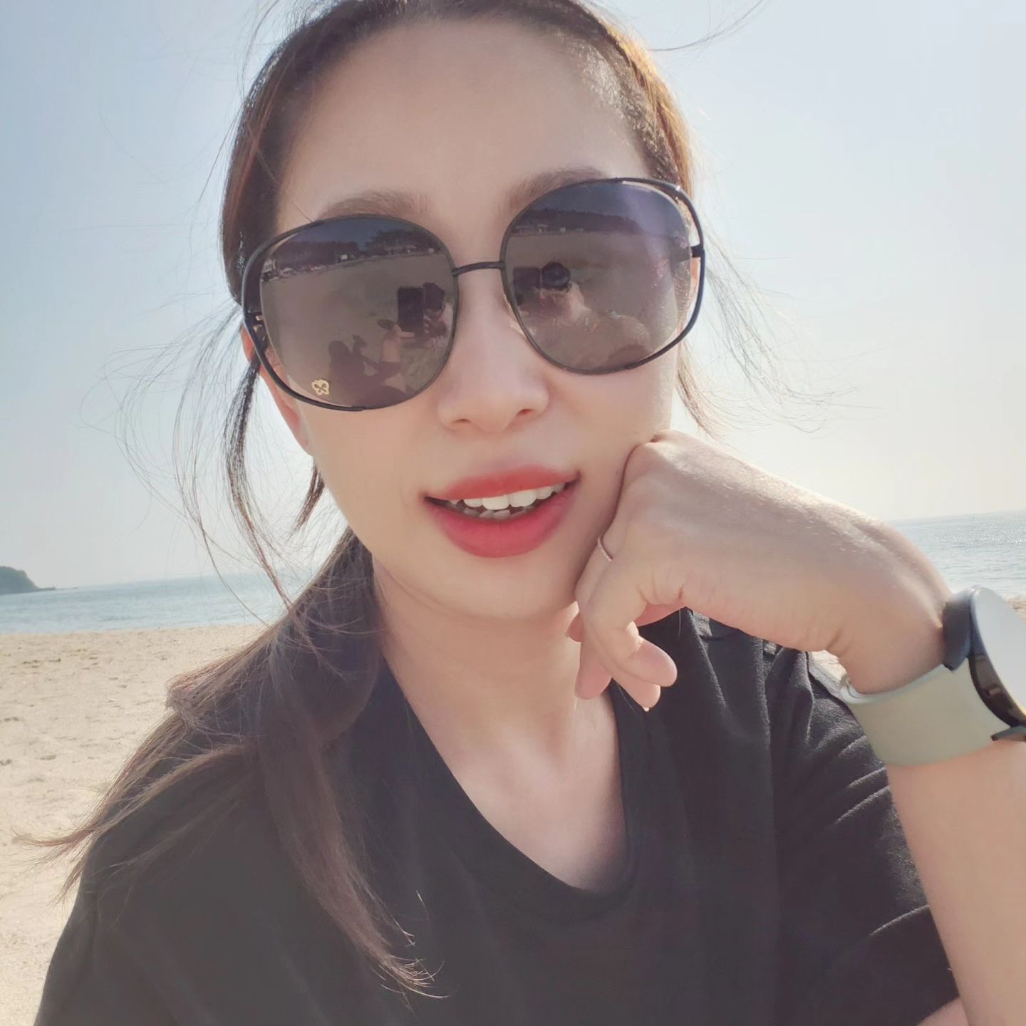 .
날이 더워지는데 빵떡이가 됐나ㅜ
근데 왜 얼굴뼈도 커진
느낌일까?🤣

그럴땐 무언가로 가리자ㅎㅎ
썬그리의 좋은점🥰

#ootd#빵떡이#내지분#셀카#덥다#셀카스타그램