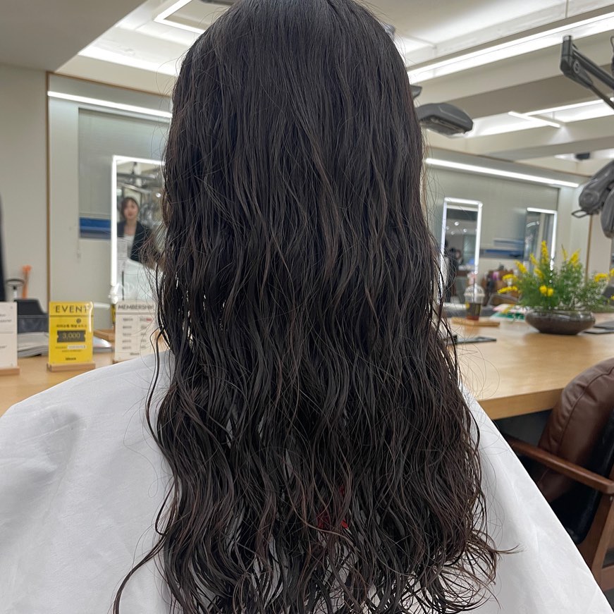 집에서 정-말 손질 쉬운 #젤리펌 

히피펌보다도 굵은 웨이브 느낌이 물결쳐서
굽이지게 흐르는 젤리펌 🥰

자연스럽게 두피만 건조하시고,
그대로 컬크림만 발라주세요 🤗

#용인젤리펌 #신봉동미용실