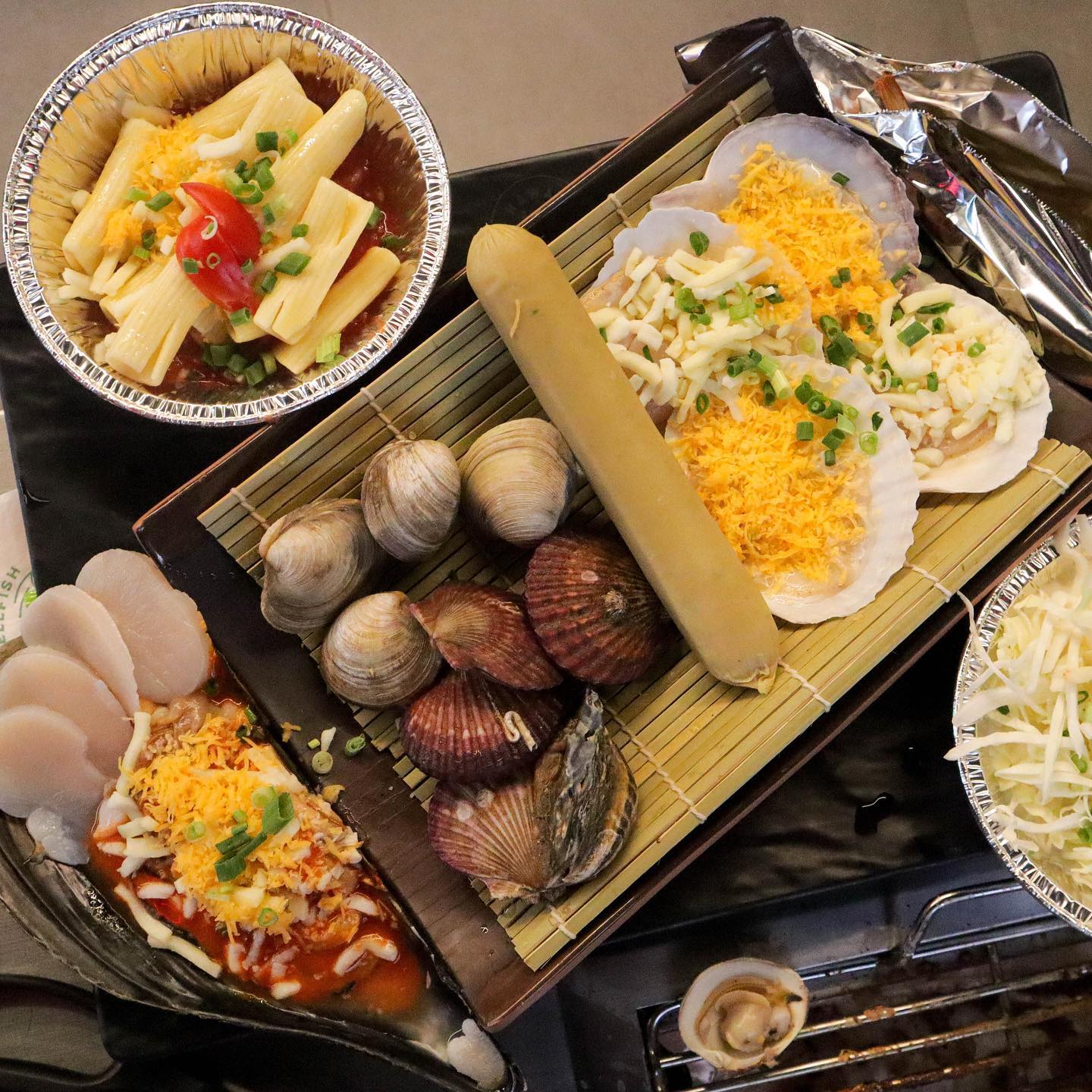 🐾영등포 <하와이조개>

이번에 새로 오픈한 역대급 영등포역 맛집 
하와이조개 영등포점을 소개해 드리겠습니다. 
영등포 술집 하와이조개는
조개요리에 집중하는 전문점이에요.
신선하고 제철의 해산물을 사용하여,
최상의 맛과 신선함을 제공하고 있습니다.
댜양한 스타일의 조개요리가 있어서
매번 올 때마다 새로운 맛을 경험할 수가 있어요.

신상 매장이라 전체적으로 깔끔한 것은 물론, 
트렌디한 분위기가 너무 힙하고 좋더라고요~
특히 BGM이 완전 추억을 자극하는 음악!!💃
와ㅎㅎ 여기 해산물 진짜 맛있어요~
사실 제가 해산물을 좋아하는 편이 아니라
막 그렇게 찾아먹는 타입은 아닌데 
하와이조개는 찐으로 신선하고 맛있더라구요!
바다 내음 가득한 해산물 음식들로
바닷가 놀러 가서 먹는 기분이었습니다❤️

🌷상호명:하와이조개 영등포점
🌷주소: 서울 영등포구 영중로2길 3-1
🌷전화번호: 05070-1347-5265
🌷영업시간: 매일 16:00 -01:45 
라스트오더 00:45

#협찬 #하와이조개 #영등포하와이조개 #영등포술집 #영등포해산물 #영등포맛집 #영등포역맛집 #영등포역술집 #영등포조개 #영등포조개구이 #하와이조개영등포 #먹팔해요 #먹스타그램 #먹팔환영 #답방가요 #먹팔 #먹팔환영 #먹팔하면맞팔
