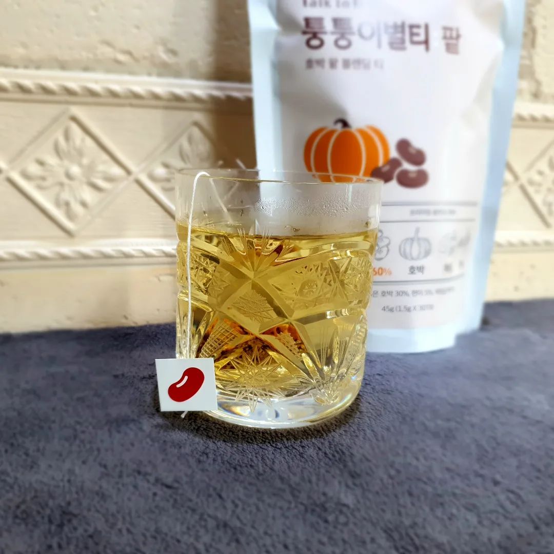#협찬 밍밍한 물 대신 마시는 호박팥차💛
.
물 많이 마시면 몸에 좋은 거 다들 아시죠? 그냥 맹물 먹다가 질려서 먹기 시작한 호박팥차에요.
.
팥, 호박, 복령, 현미 모두 100% 국내산 원료를 사용했고, 생분해필터 티백으로 환경까지 생각한 블렌딩 티에요👍
.
고소한 향과 맛이 딱 제 취향😍 아침이나 폭식한 다음날 호박팥차 챙겨마시면 몸이 좀 가벼워진 느낌이 있더라구요ㅎ
.
그리고 따뜻하게, 차갑게 먹기 모두 맛있어용ㅎㅎ 요즘은 날이 더우니까 차갑게 먹는 중!! 
.
업체로부터 제공받은 제품입니다.
.
https://talktoher.co.kr/product/detail.html?product_no=130
.
#퉁퉁이별티 #톡투허 #호박팥차 #호박차 #호박티 #호박팥차티백 #호박차티백 #호박티추천 #팥물 #팥차 #팥호박차 #TEA #블렌딩티 #마시는차 #티백차 #티백추천 #물대신차 #맛있는차