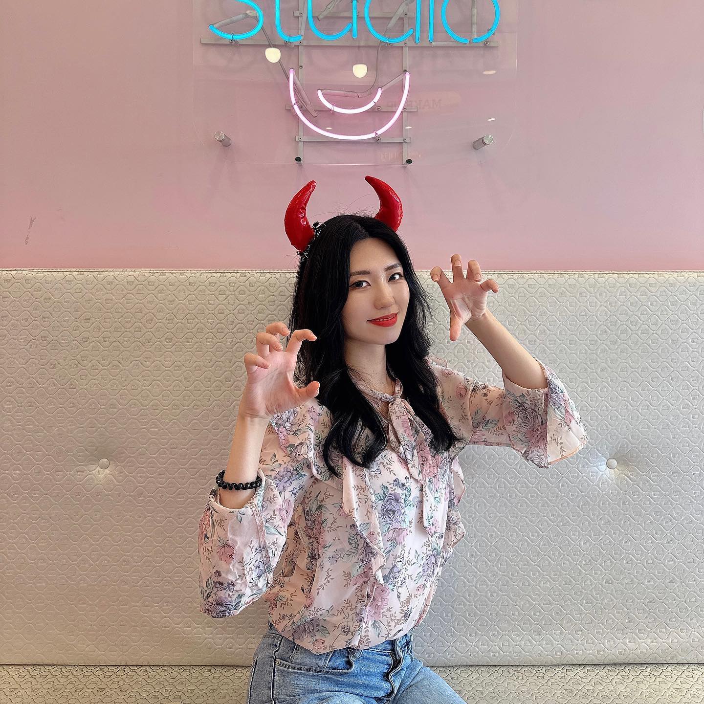 리본보단 뿔이 찰떡으로 어울리는편😈
잘 나왔다고 프사해달라는걸
인스타에 올리기로 딜봄
나이 먹고 뿔프사는 쉽지 않아🤭