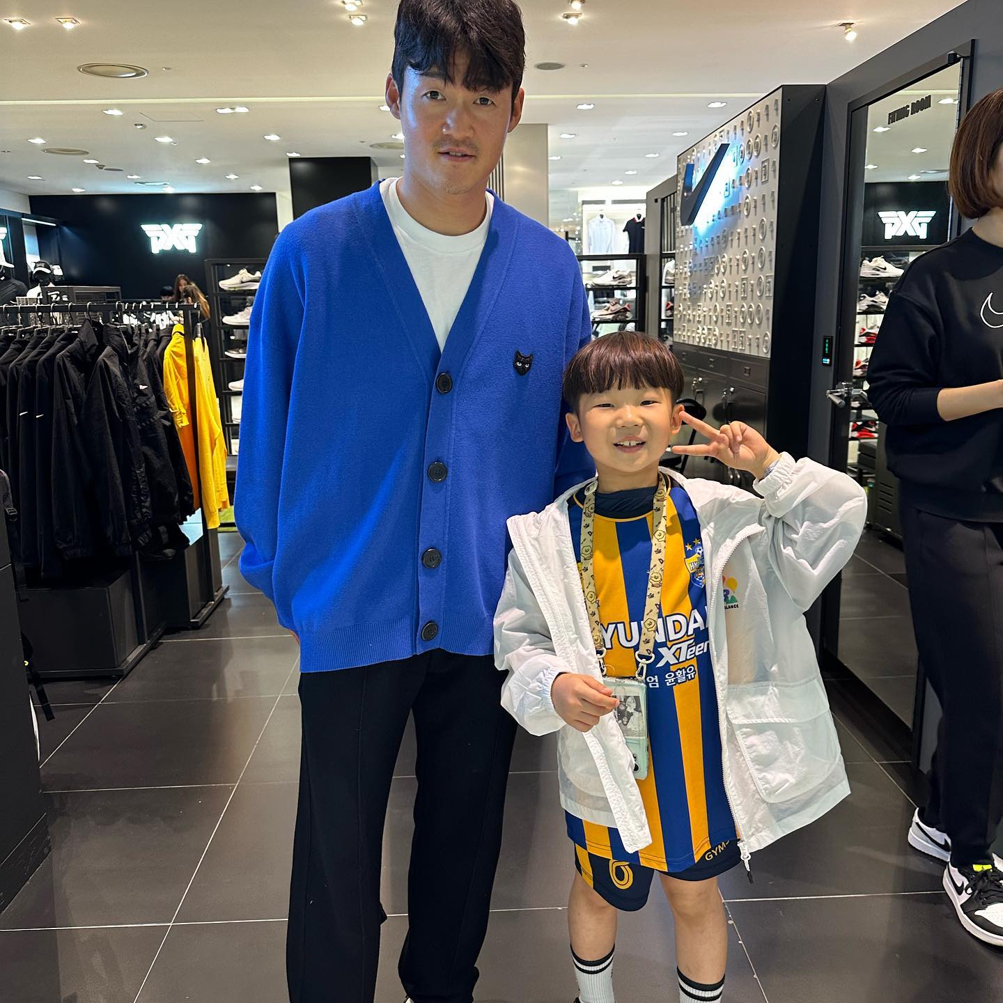 23울산현대🐯⚽️
재우가 찐 이라❤️
5월 어느 주말
아빠 출근 하고 엄마랑 재우랑
삼산 갔는데 재우 찐으로 행복❤️
이규성삼촌을 시작으로
바코만나고 누아르 약과 먹으러가서
김태환삼촌(누아르사장님) 만나고
크록스에 지비츠 산다고 난리여서
갔는데..마틴아담 까지 만난 찐하루❤️
⠀
⠀
#울산현대#울산현대축구단#이규성#바코#김태환#마틴아담#누아르#울산맛집#울산핫플#애스타그램#말띠맘#셀카#셀피#인친#소통#외동#외동아들#인스타데일리#_재우야사랑해💕#맞팔#선팔#일상#재우맘
⠀