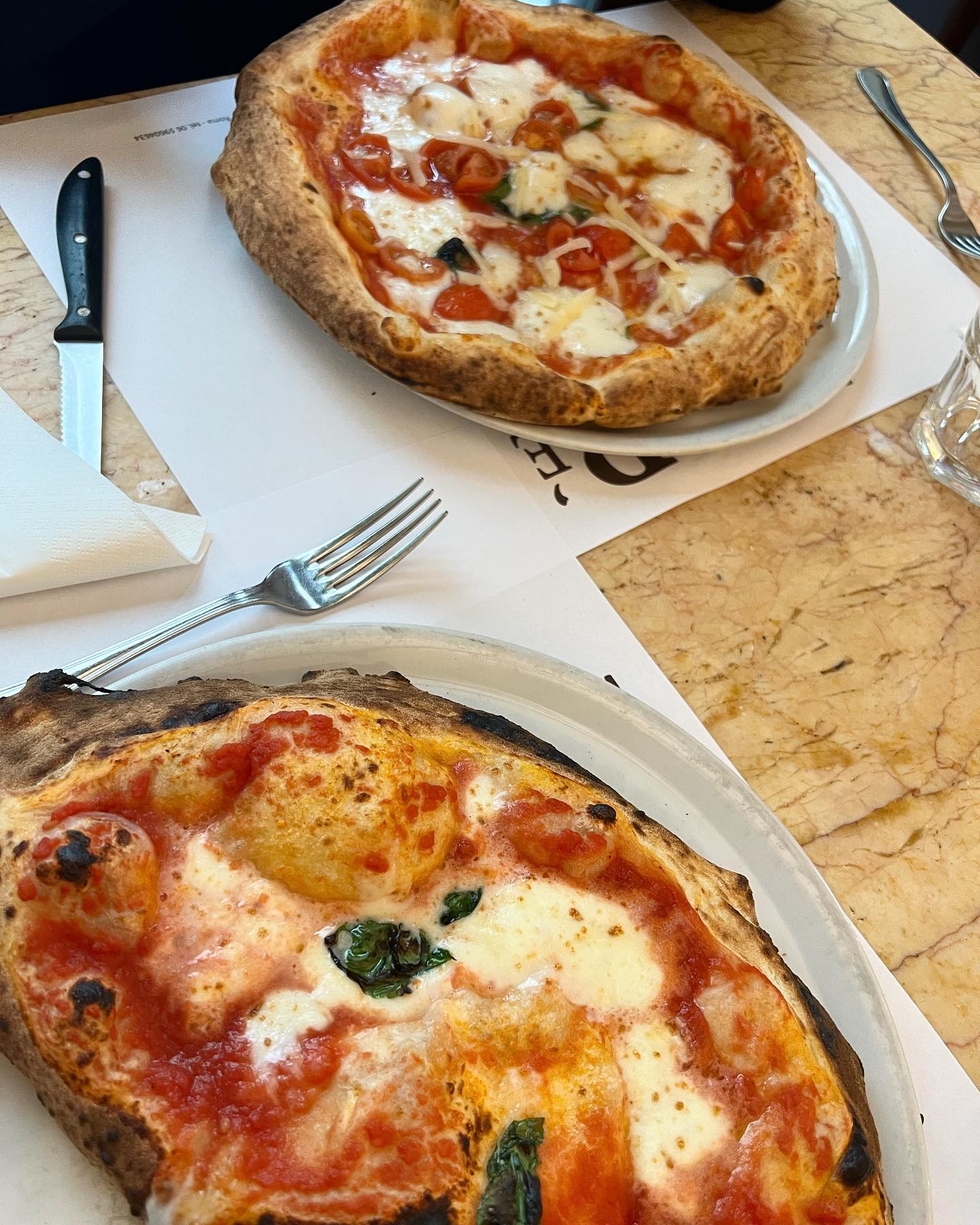 #pizzarè 
로마에서 화덕피자는 선택아닌 필쑤!
이탈리아에서 먹었던 음식들 중 저의 원탑은 바로 이곳! 피자레🍕 화덕에서 구워져서 향부터 식감도 쫄깃 그자체😭
특히 내가 골랐던 깔조네🤍

🍽️깔조네
우리가 아는 피자를 반으로 접은듯한 비주얼의 피자! 화덕에 구워져 도우가 엄청 쫀득하다. 깔조네 안에는 리코타 치즈와 햄, 양파가 들어가있다. 리코타치즈와의 조합은 정말 짱짱👍🏻 콜라와 함께 피자한입하면 행복 그자체🩵

🍽️피자레
식당이름인 피자! 뭔가 대표 피자인 느낌이라 시켰는데, 얘도 맛있다! 이탈리아 음식들이 대체적으로 짠 편인데, 그와 비교했을때 이 피자는 치즈와의 조합이 좋아서인지 덜 짜게 느껴졌다!

사진만 봐도 저 피자도우의 쫄깃함이 떠오른다🥹 남편과 이탈리아 얘기할때면 항상 나는 이곳 피자가 떠오른다!

다만 이곳의 서비스는 아쉬웠다.. 여자사장이 영수증에 팁을 강요하는 문구를 써서 줘서 우리가 진짜 줘야하나 한참 고민하고, 찻아봤었다... 결론은 자릿세를 냈기때문에 팁은 필수가 아니다! 지난 식당은 우리가 기분좋아서 팁을 줬지만, 이곳은 먼저 팁을 요구해서 당황 그자체🙄 
맛있기에 한번쯤 가보시라 추천은 드리지만 안좋은 점도 있었기에 조심히 추천드려요☺️

#맛스타그램 #먹스타그램 #푸드스타그램 #맛집 #맛집추천
#부부스타그램 #럽스타그램 #데이트맛집
#이탈리아 #로마 #로마맛집 #피자 #피자맛집 #pizza #깔조네 #calzone #🍕 
#재미잇 #잼잇 #재미부부

#일상 #선팔 #맞팔 #jmt #food #daily #여행 #여행스타그램 #travel