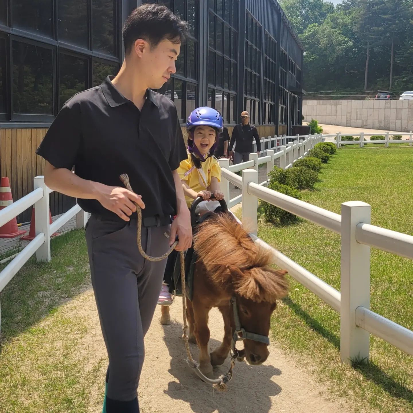 넘나 씩씩한 💪어린이 우떠현ㅋㅋㅋ

말 몇번타봤다고 무서워하지도않고
신나게 타고왔넹ㅎㅎ

꽁꽁이  하원하고 집와서
쫑알쫑알 자랑하는거 귀엽당ㅋㅋㅋ ♡

#서울승마클럽 🐎 #파크프리베